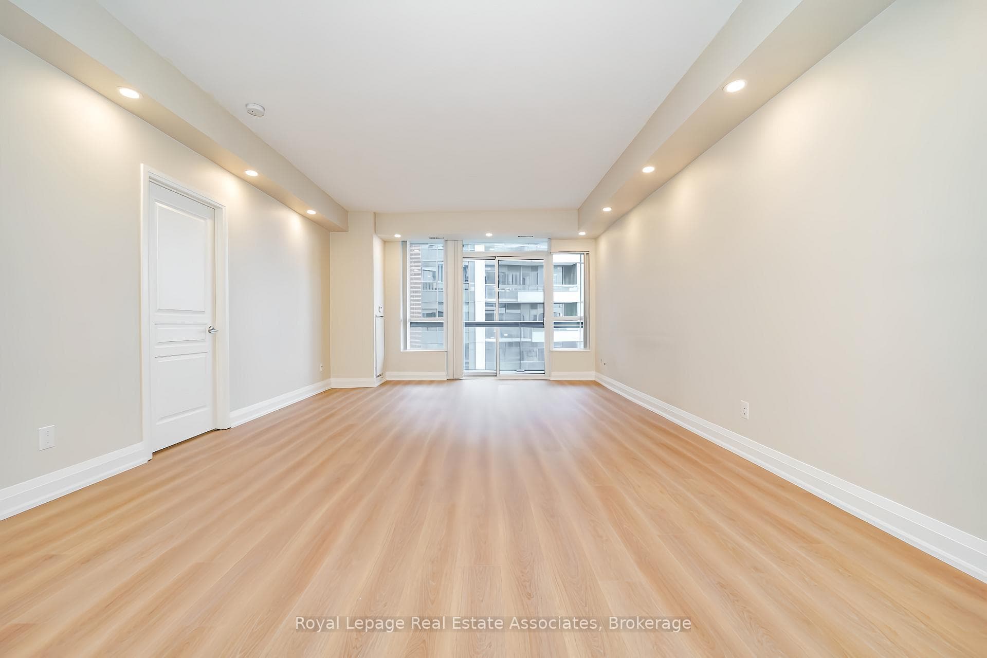 1 Hurontario Street Unit 308 - Condo photo 7 of 35 in Mississauga, Ontario