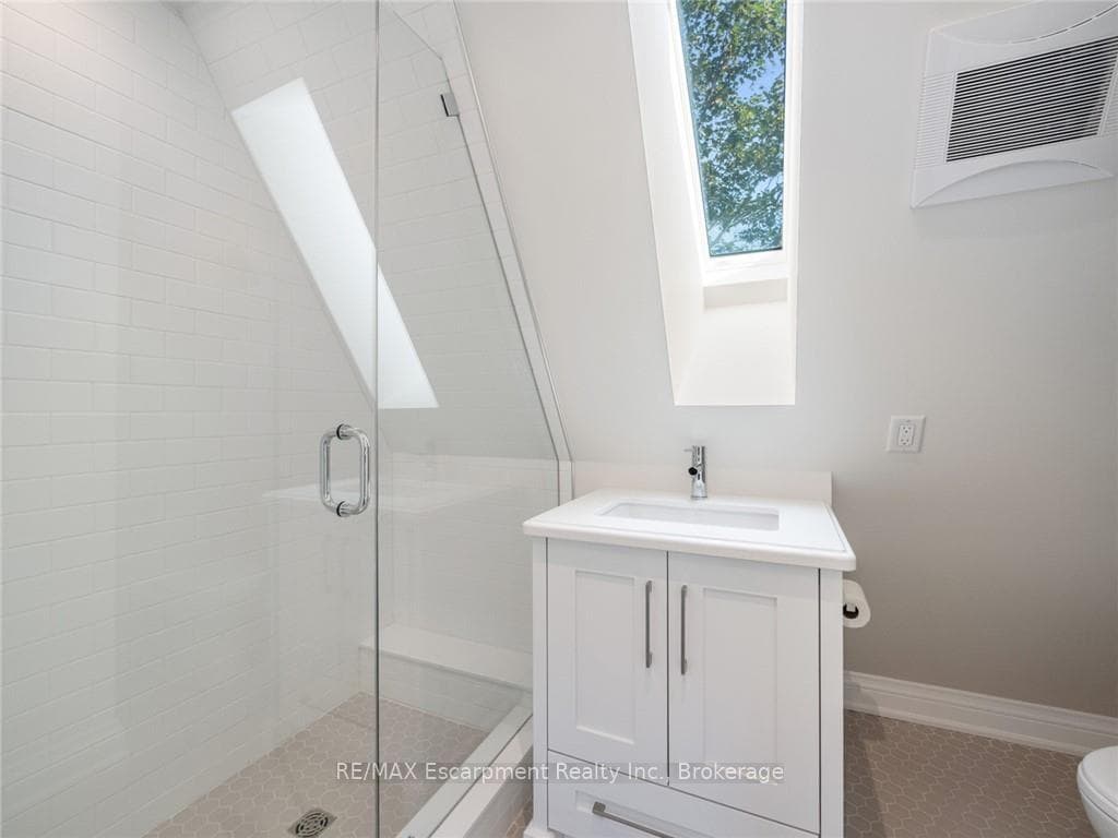3087 Lakeshore Road - Detached photo 33 of 50 in Burlington, Ontario
