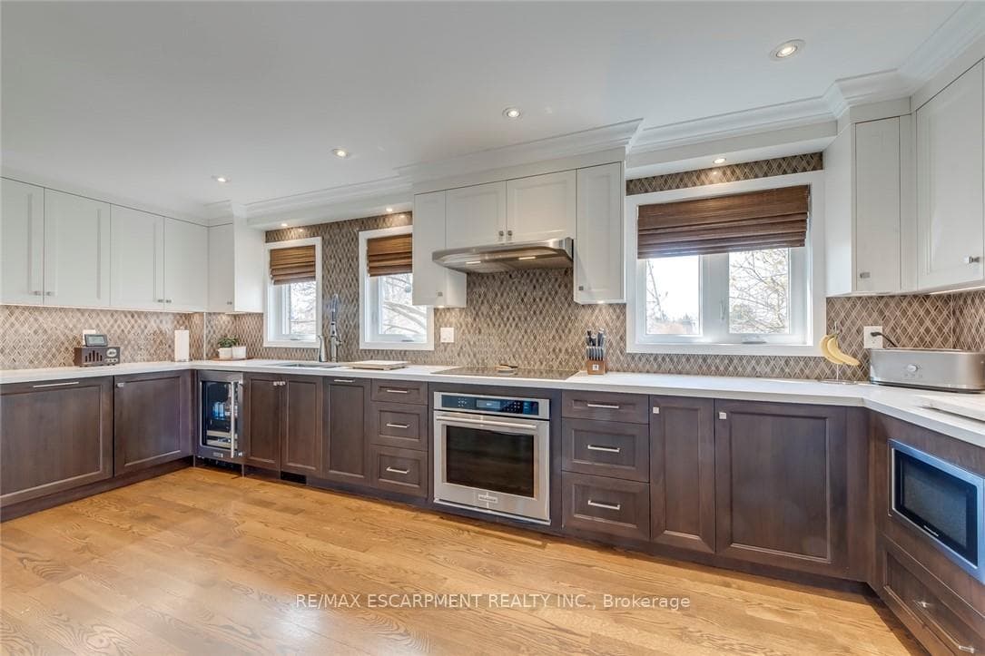 3311 SPRINGVALE Court - Detached photo 15 of 50 in Burlington, Ontario