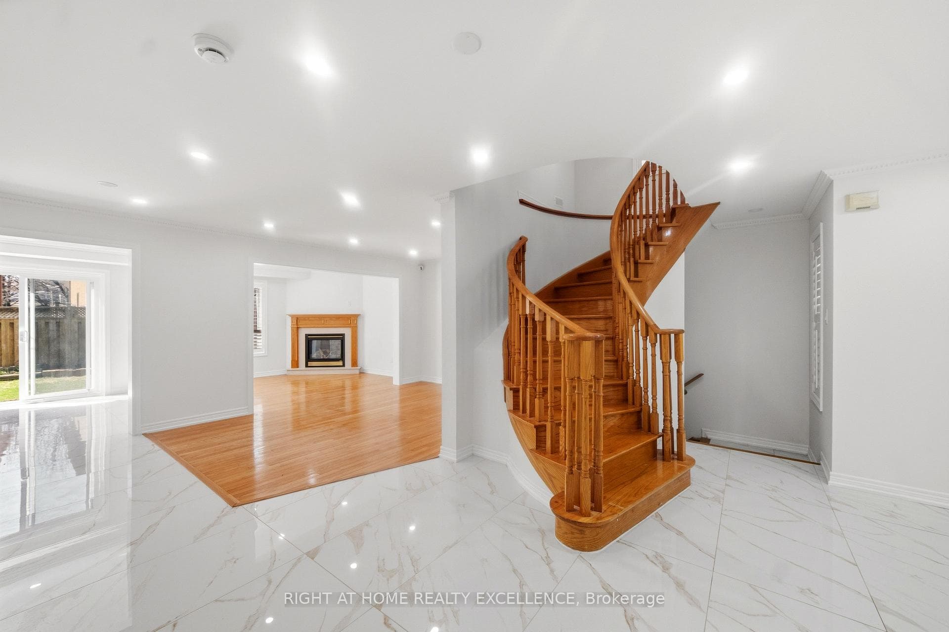 16 Whitford Court - Detached photo 4 of 39 in Brampton, Ontario