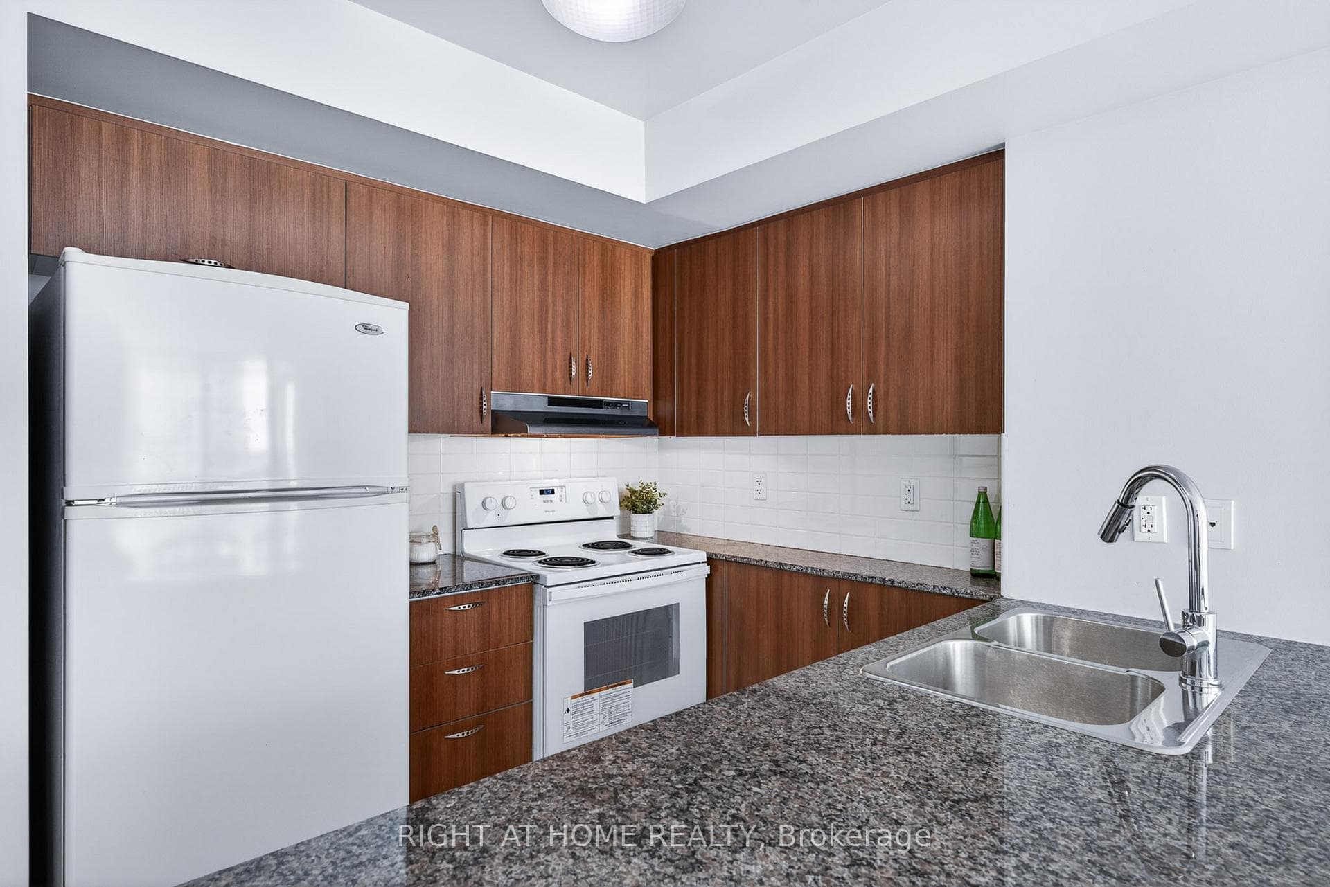 5740 Yonge Street Unit 1307 - Condo photo 8 of 27 in Thornhill / Willowdale, Ontario