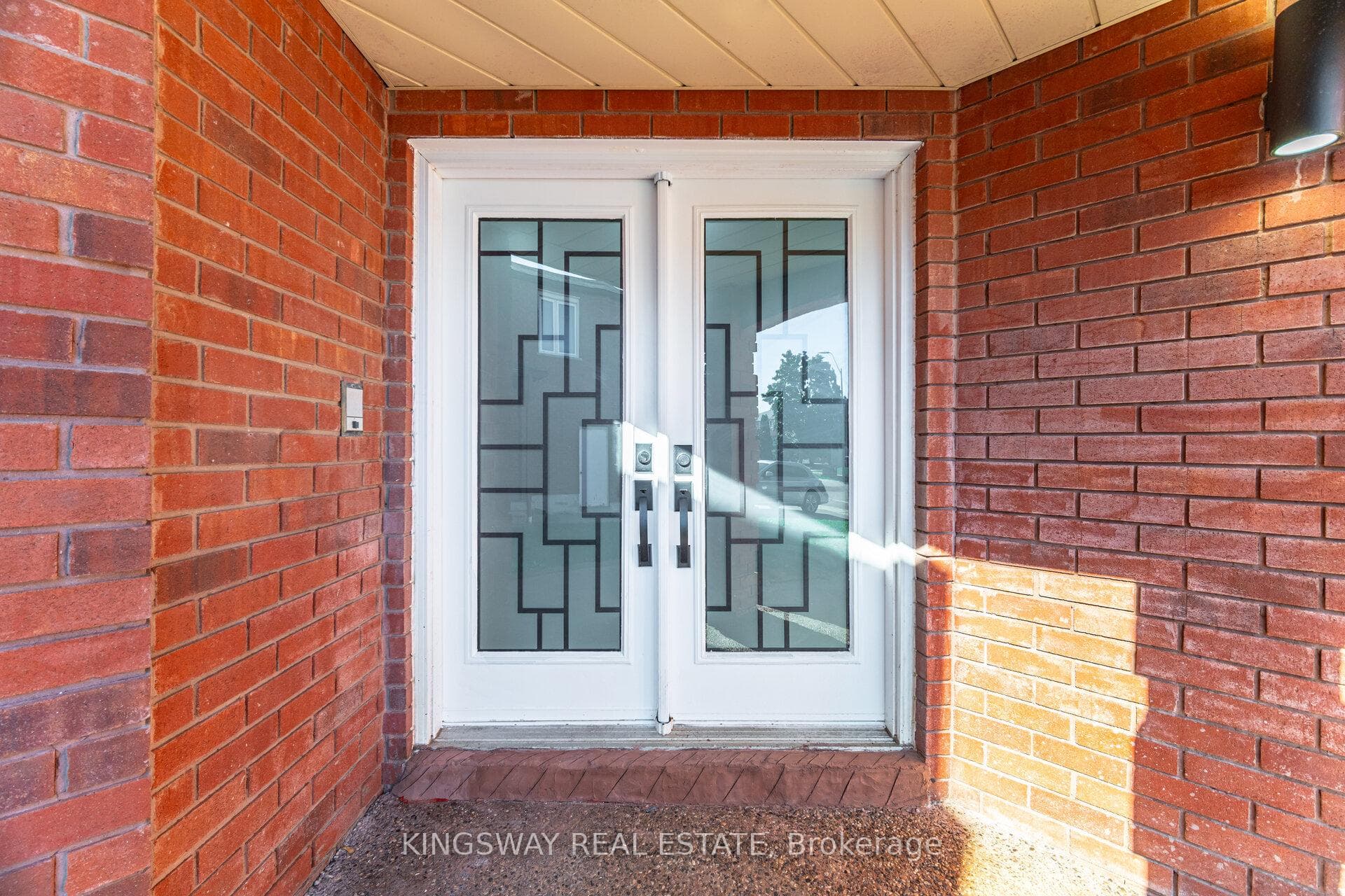 1008 Ceremonial Drive - Detached photo 4 of 48 in Mississauga, Ontario