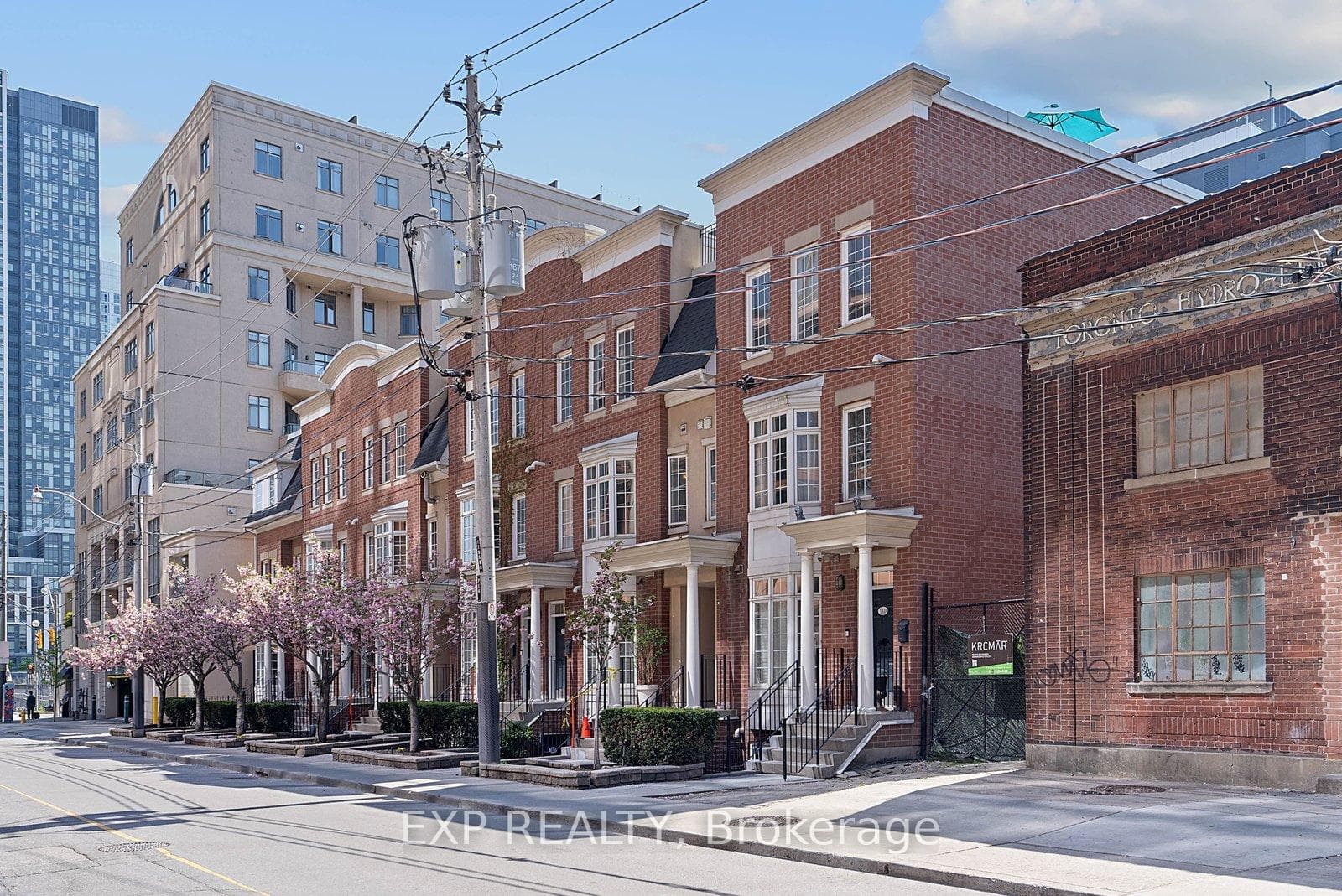 12 Portland Street Unit Th B - Condo photo 3 of 26 in Downtown Toronto / Waterfront, Ontario