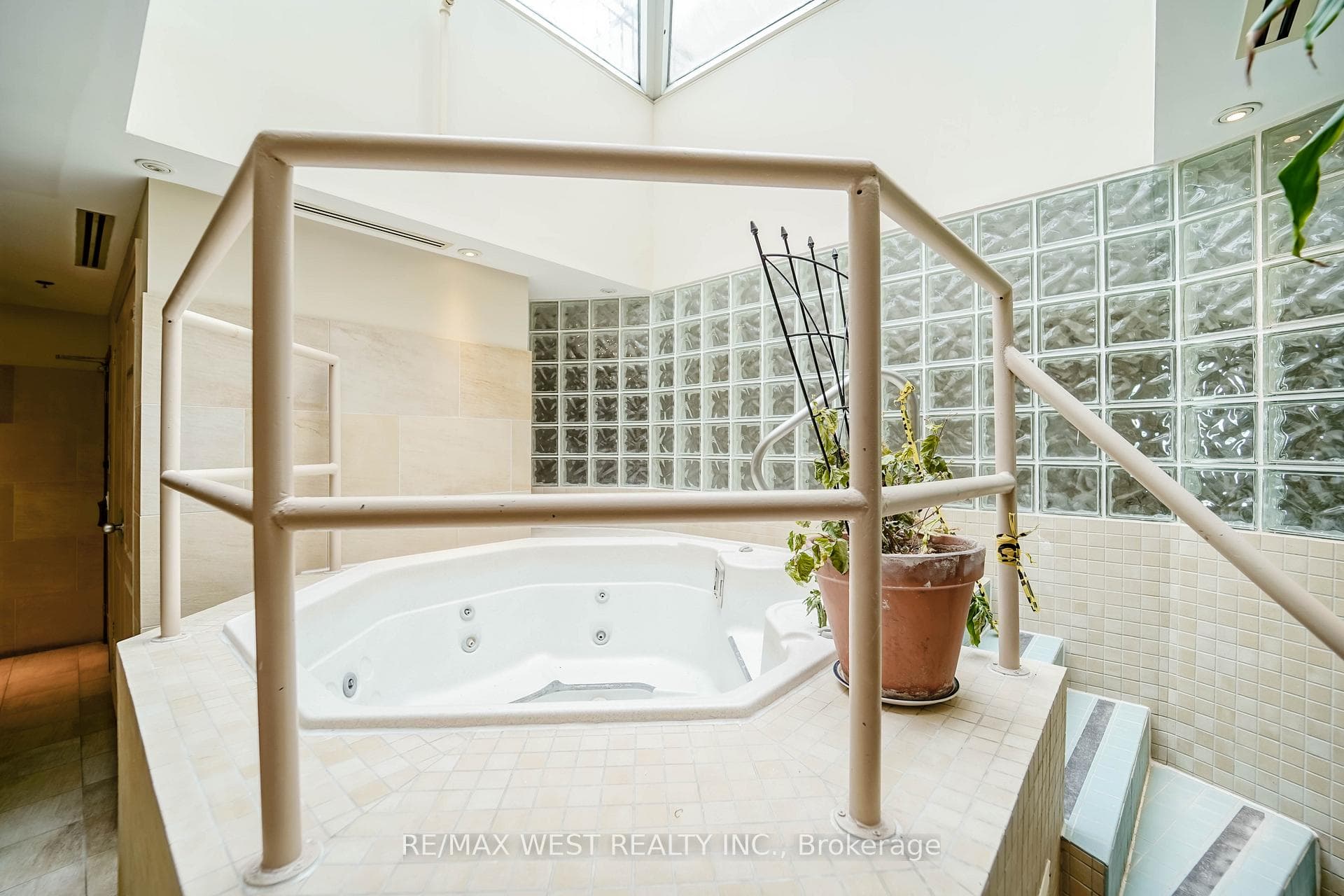 1030 Sheppard Avenue Unit 208 - Condo photo 8 of 12 in North York (Bathurst Manor / Clanton Park), Ontario