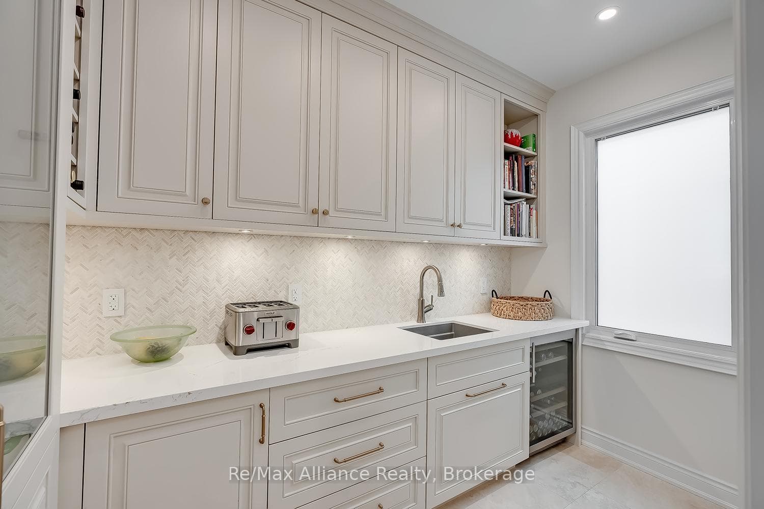 203 Burloak Drive - Detached photo 14 of 50 in Oakville, Ontario