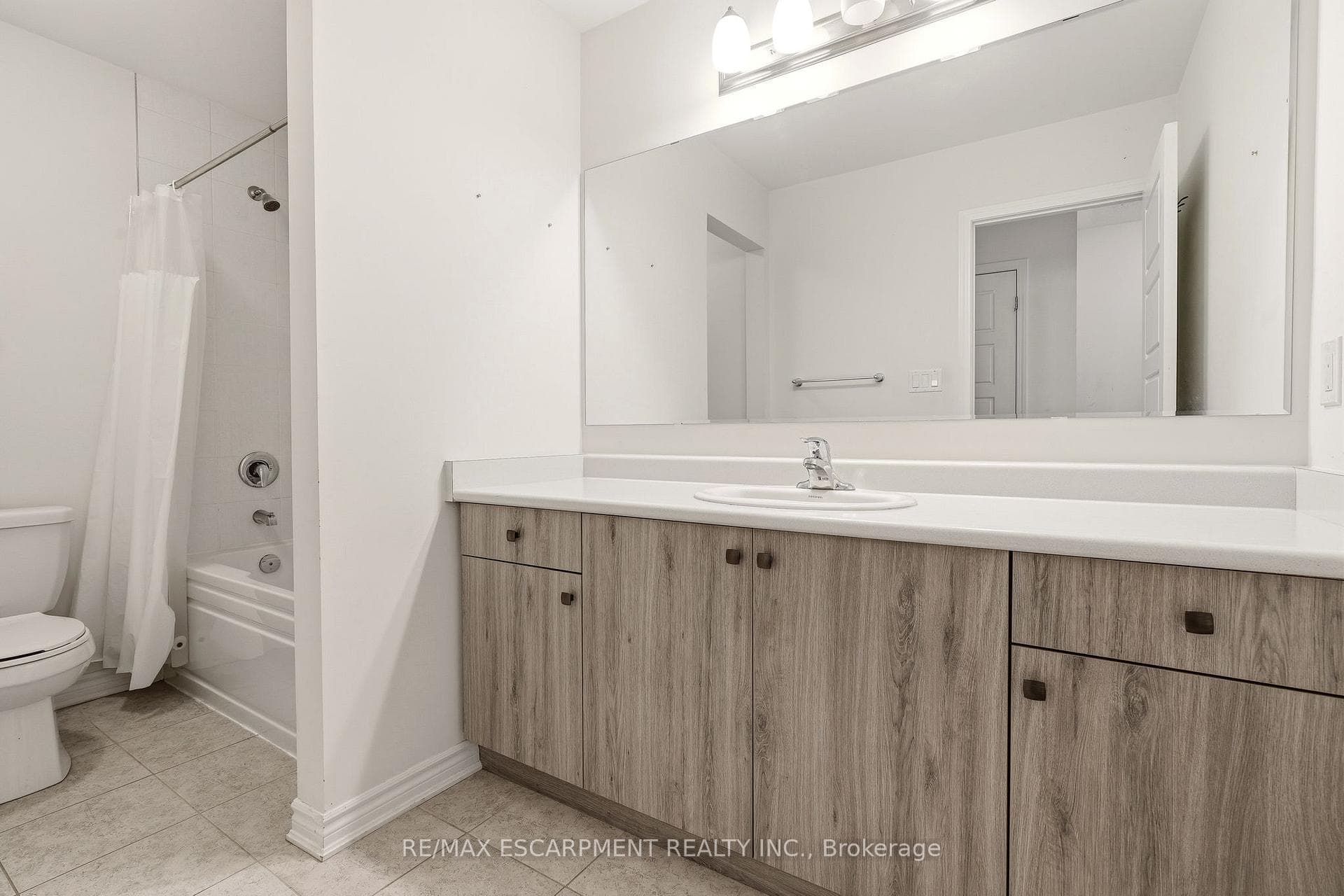 1364 Sycamore Garden - Townhouse photo 36 of 43 in Milton, Ontario