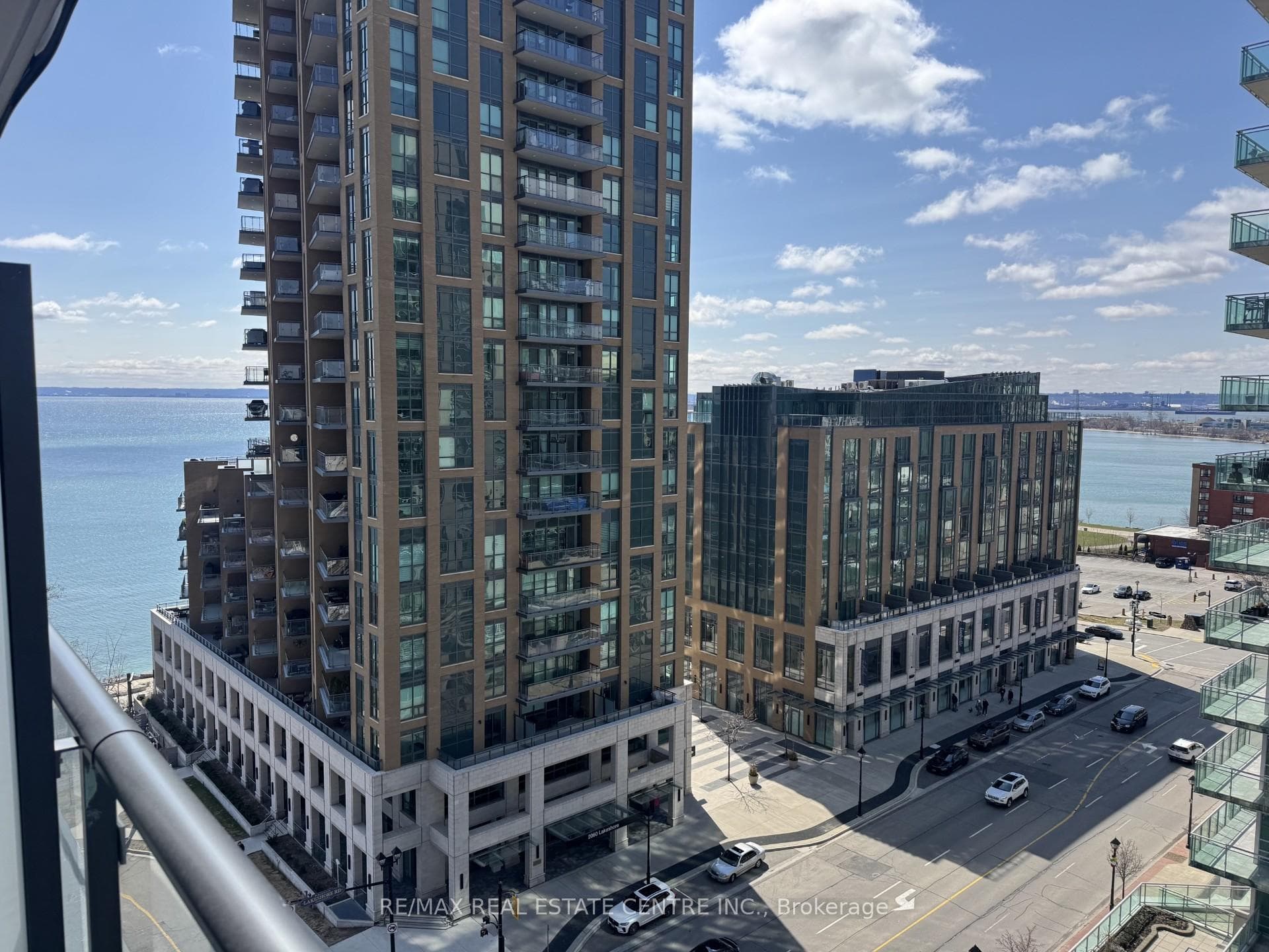 2075 Lakeshore Road - Condo photo 3 of 7 in Burlington, Ontario