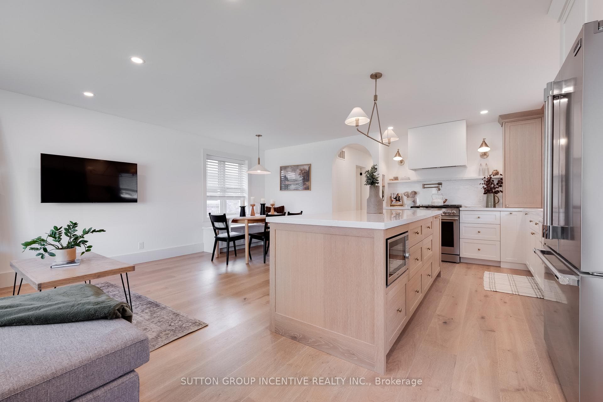 16 Robindale Avenue - Detached photo 6 of 44 in Liberty Village / Parkdale / South Parkdale, Ontario