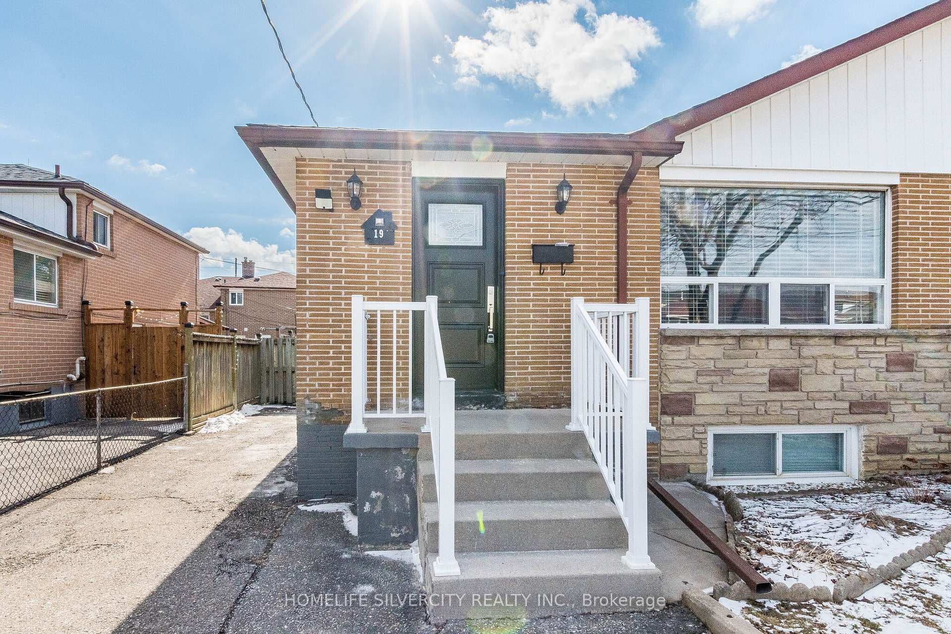 19 Garfield Crescent - Semi-Detached photo 2 of 50 in Brampton, Ontario