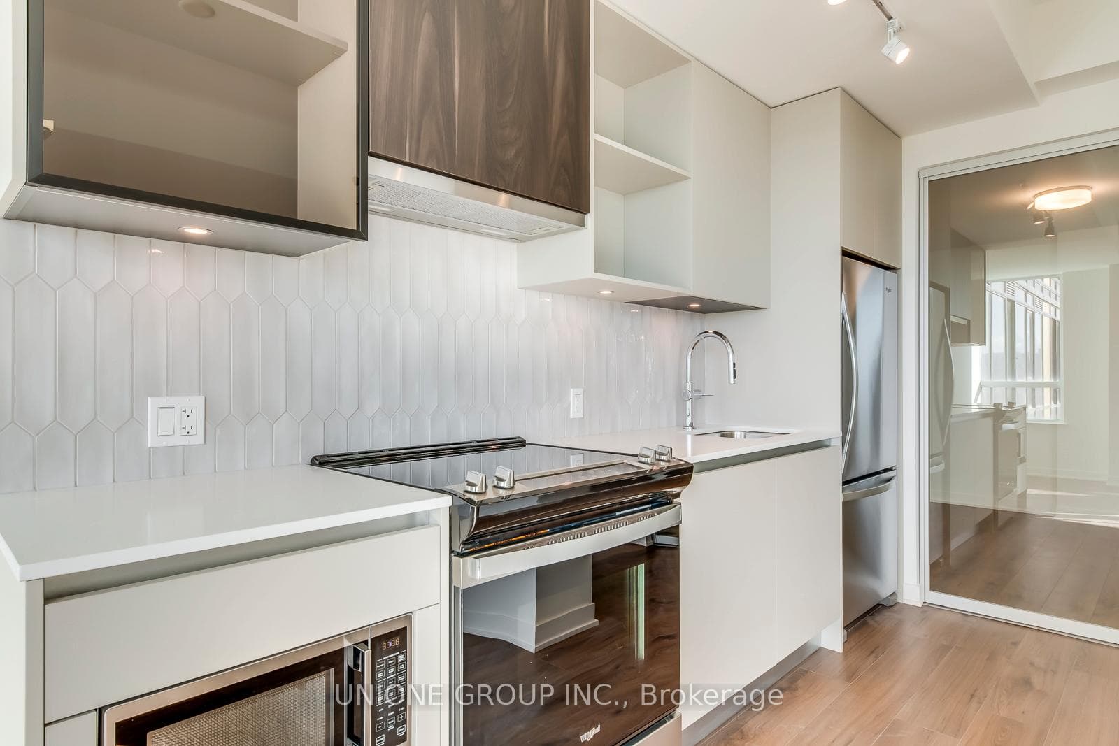 405 Dundas Street Unit 407 - Condo photo 5 of 26 in Oakville, Ontario