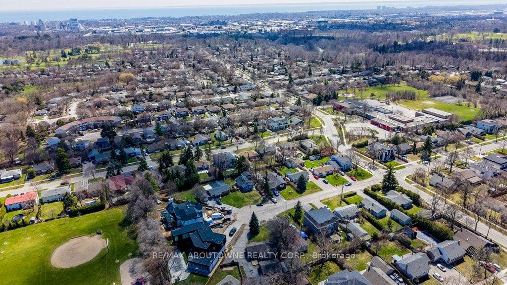 114 Ringwood Road - Detached photo 18 of 20 in Oakville, Ontario