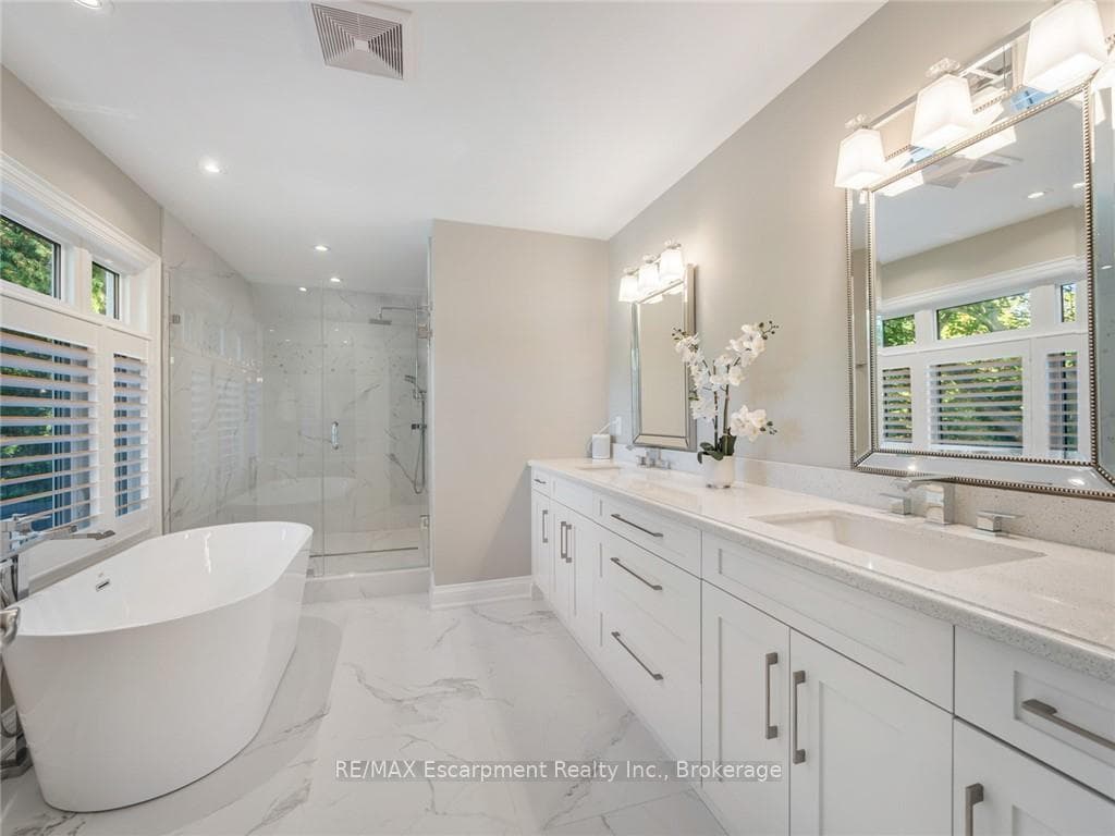 3087 Lakeshore Road - Detached photo 22 of 50 in Burlington, Ontario