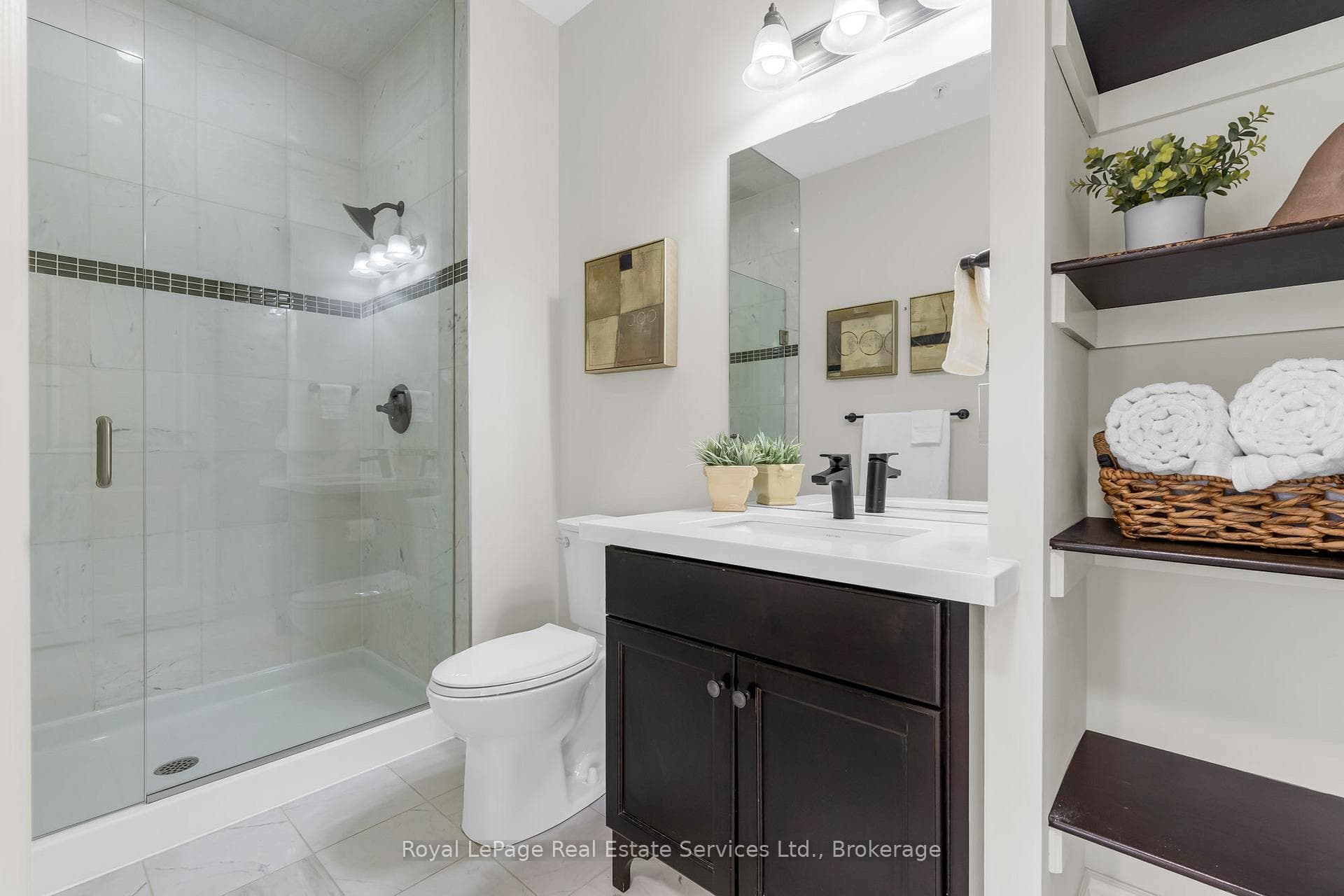 205 Lakeshore Road Unit 407 - Condo photo 8 of 27 in Oakville, Ontario