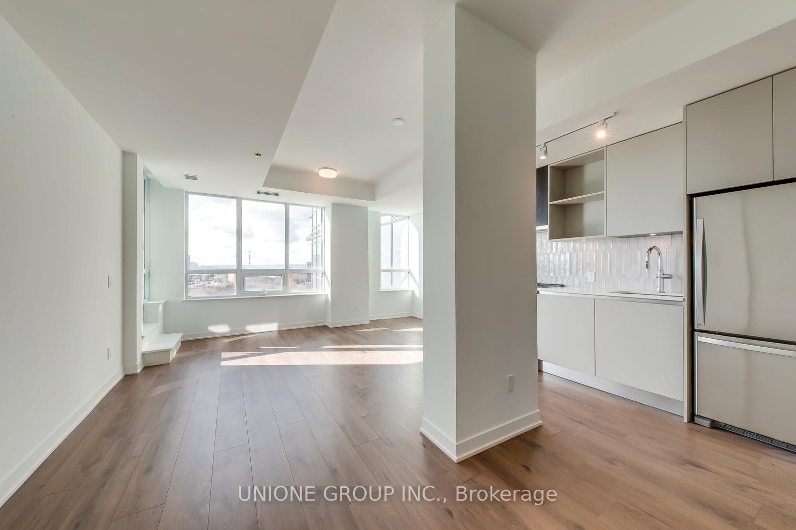 405 Dundas Street Unit 407 - Condo photo 9 of 26 in Oakville, Ontario