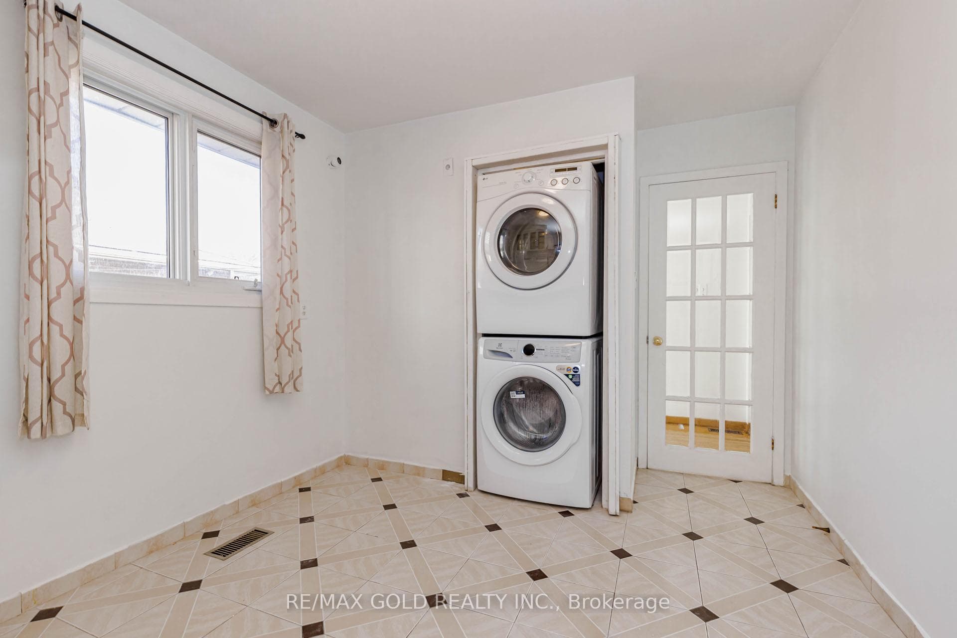 38 Achill Crescent - Semi-Detached photo 16 of 50 in Mississauga, Ontario