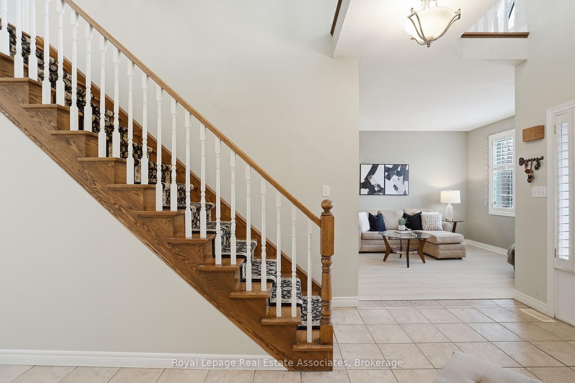 486 Delaney Court - Detached photo 4 of 48 in Burlington, Ontario