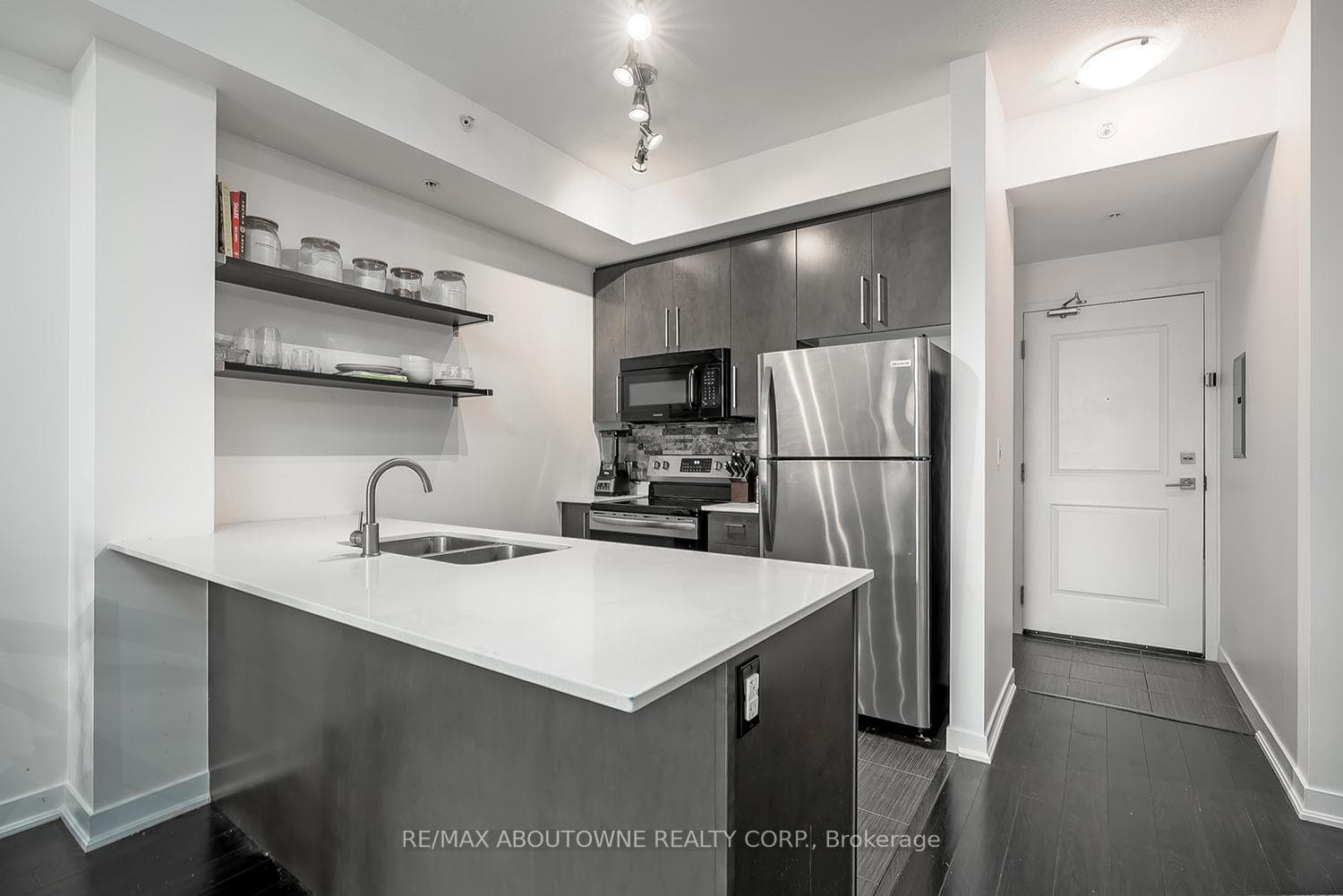 5010 Corporate Drive Unit 116 - Condo photo 3 of 29 in Burlington, Ontario