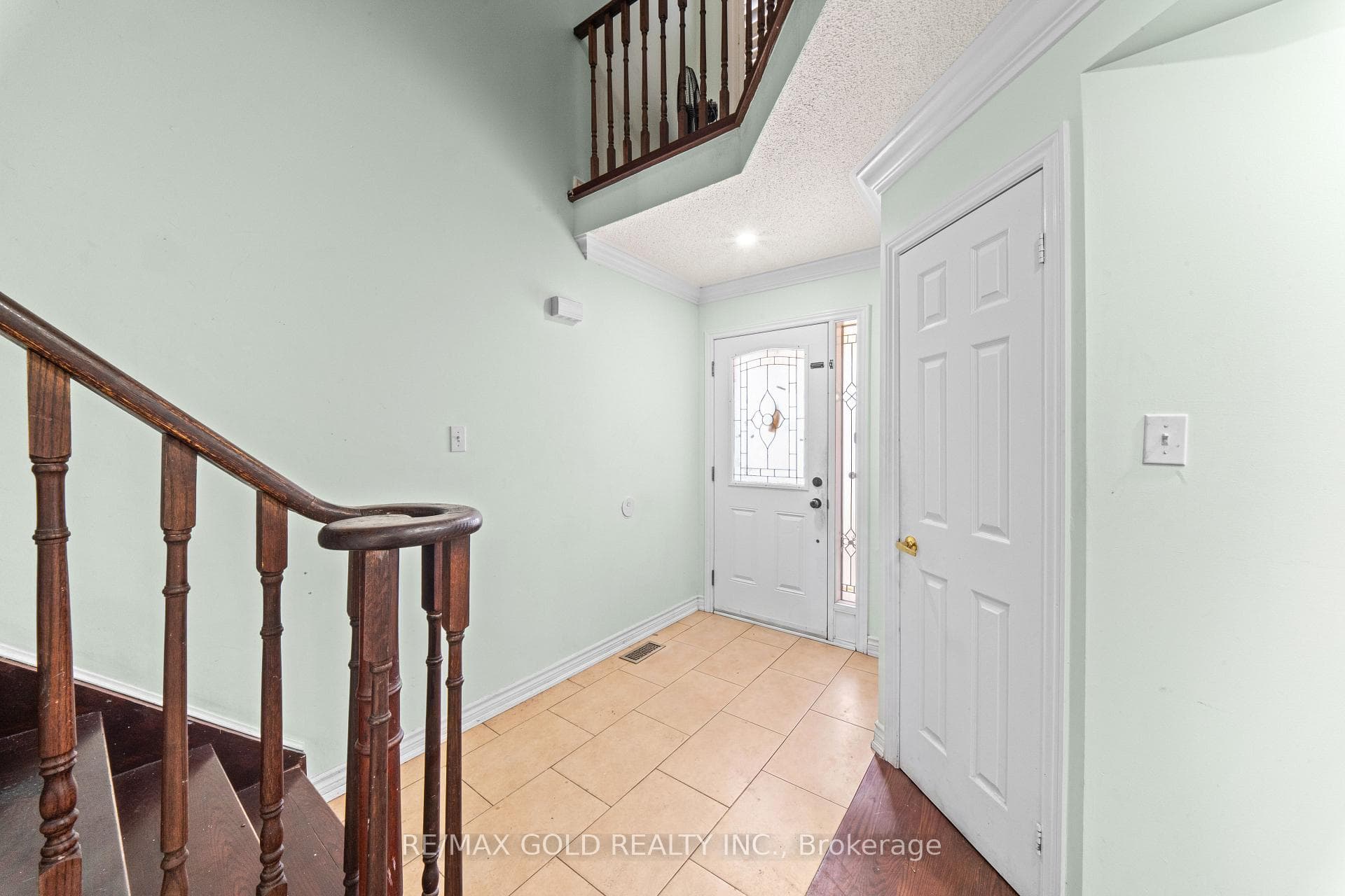 31 Ravenscliffe Court - Detached photo 4 of 32 in Brampton, Ontario