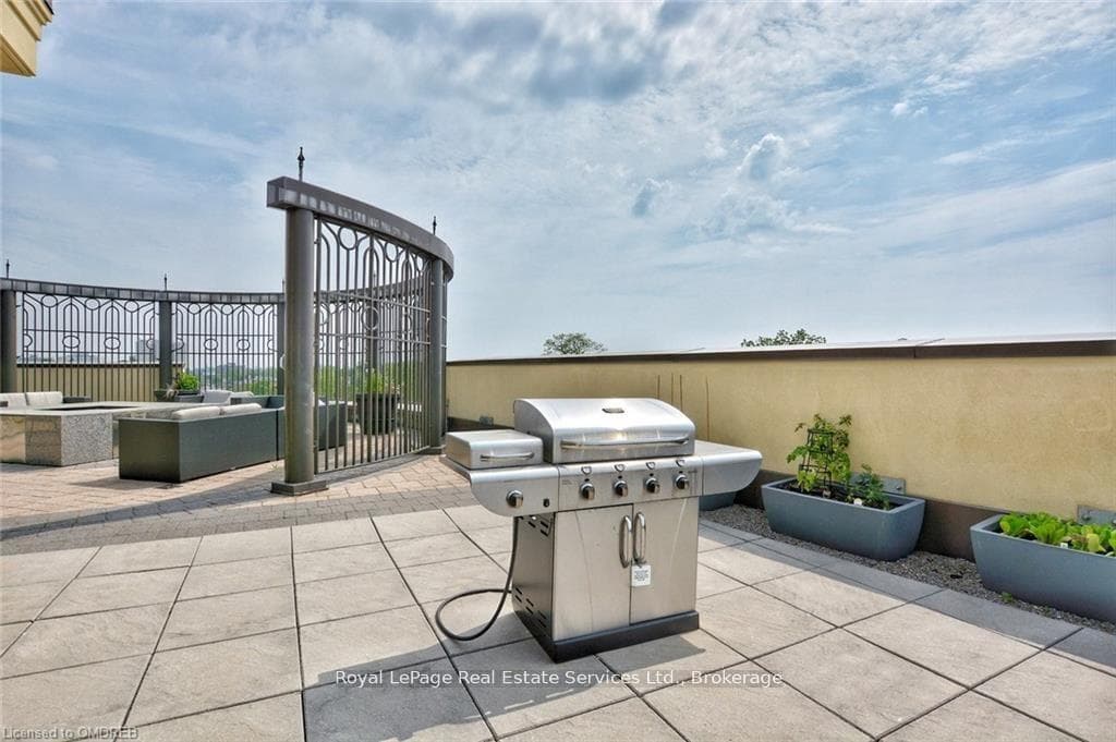 205 Lakeshore Road Unit 407 - Condo photo 19 of 27 in Oakville, Ontario