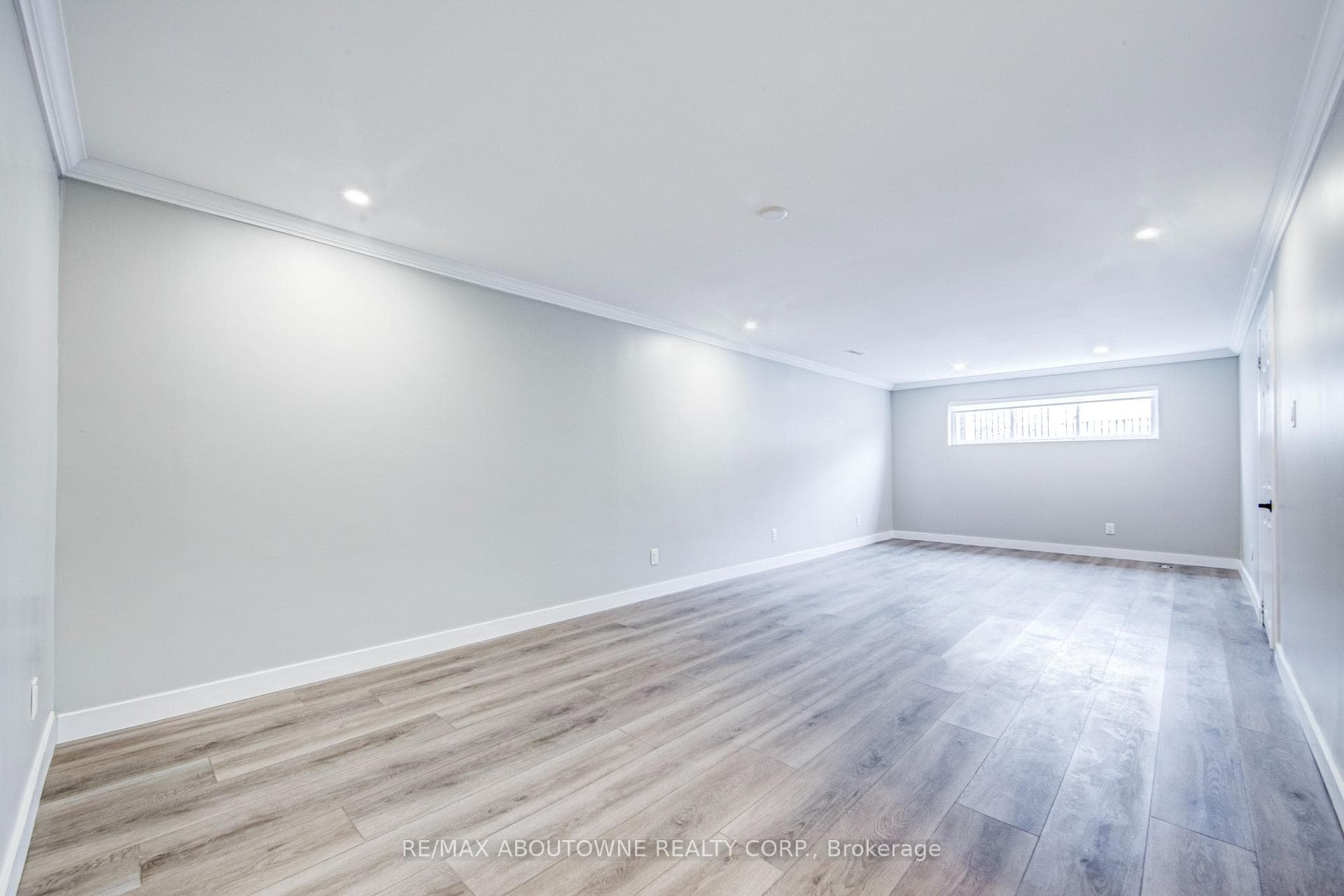 2367 Middlesmoor Crescent - Semi-Detached photo 19 of 31 in Burlington, Ontario