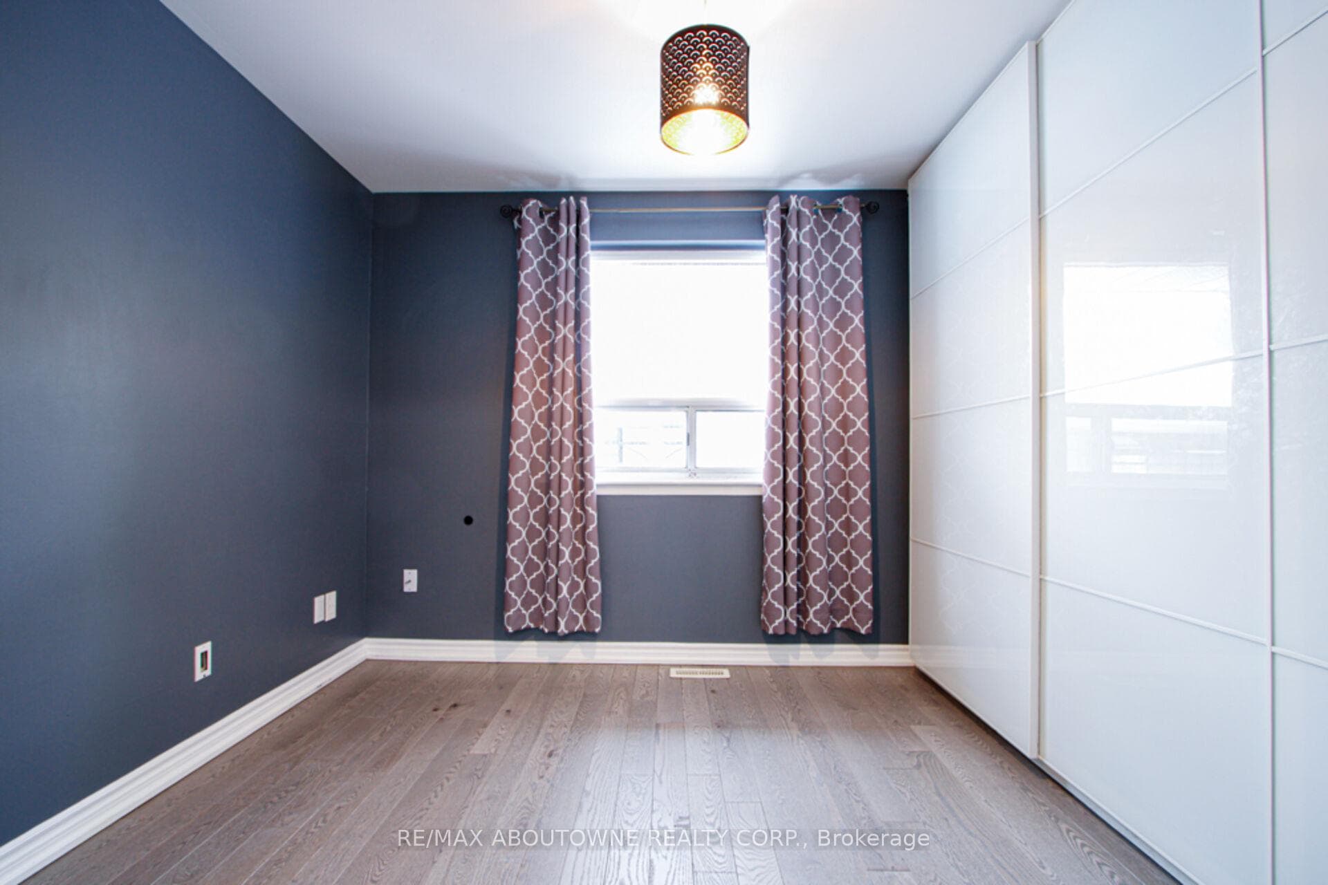 1601 Sandgate Crescent - Semi-Detached photo 11 of 35 in Mississauga, Ontario