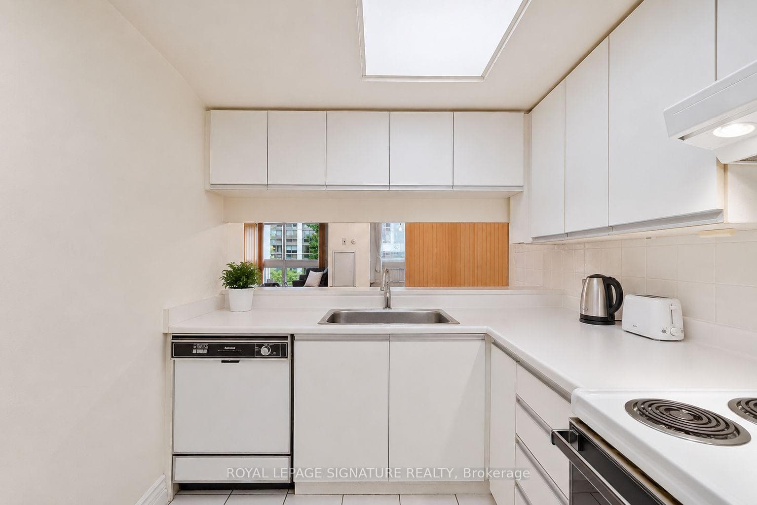 5 Kenneth Avenue Unit 205 - Condo photo 6 of 39 in Willowdale / Newtonbrook, Ontario
