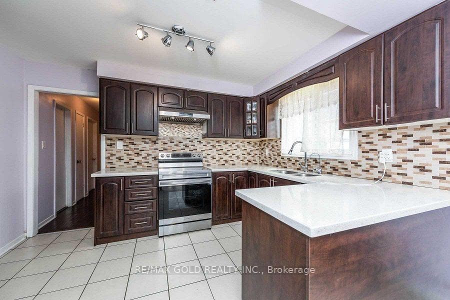 3430 Chipley Crescent - Semi-Detached photo 3 of 17 in Mississauga, Ontario