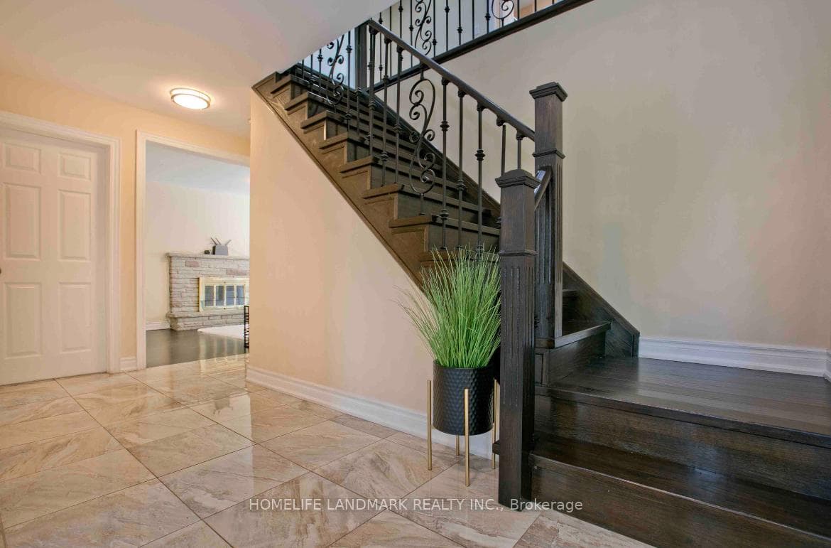 157 Pleasant View Drive - Detached photo 3 of 23 in Hillcrest Village / Bayview Village, Ontario
