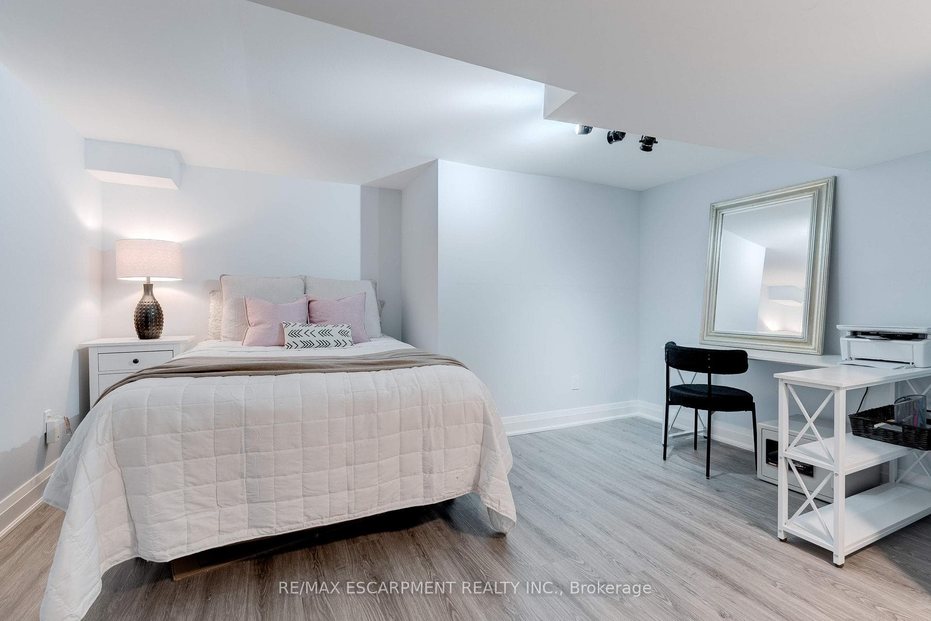296 Kent Crescent - Multi-Family photo 40 of 50 in Burlington, Ontario