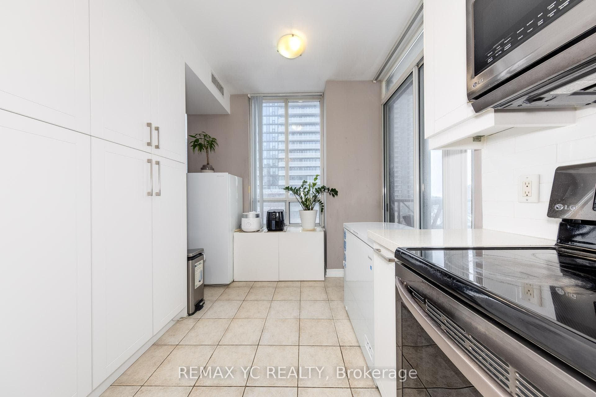 28 Byng Avenue Unit 802 - Condo photo 11 of 21 in Willowdale / Newtonbrook, Ontario