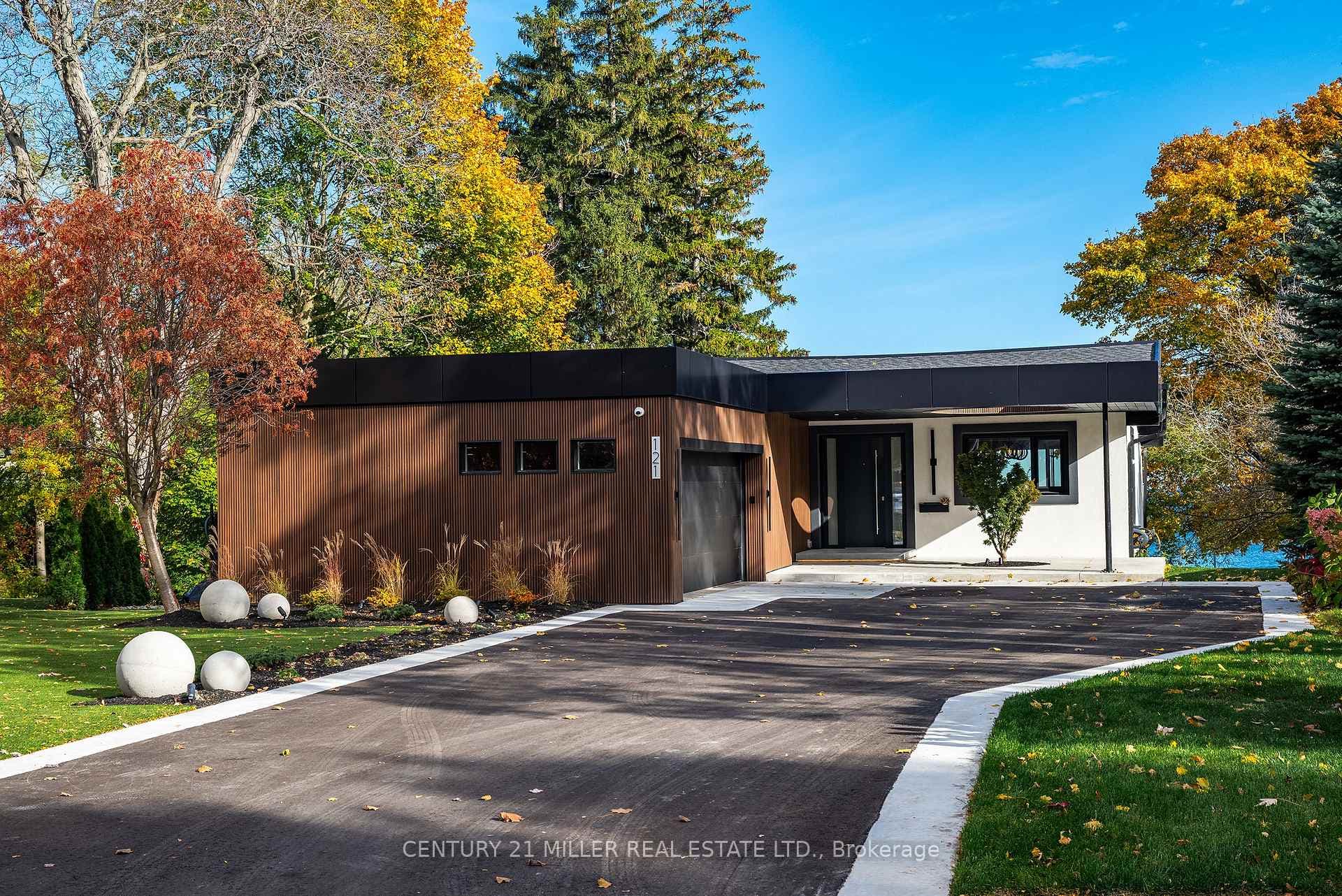 121 Edgecliffe Place - Detached photo 2 of 46 in Burlington, Ontario