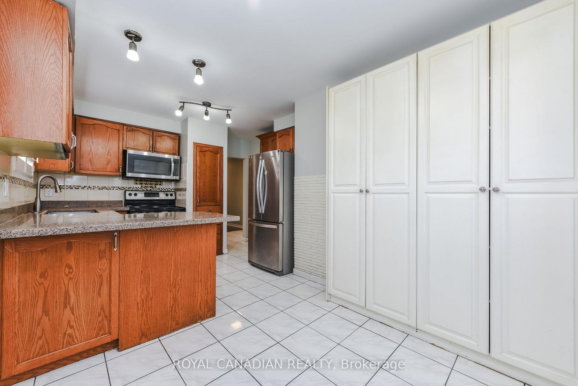 7566 Lockington Crescent - Detached photo 12 of 48 in Mississauga, Ontario