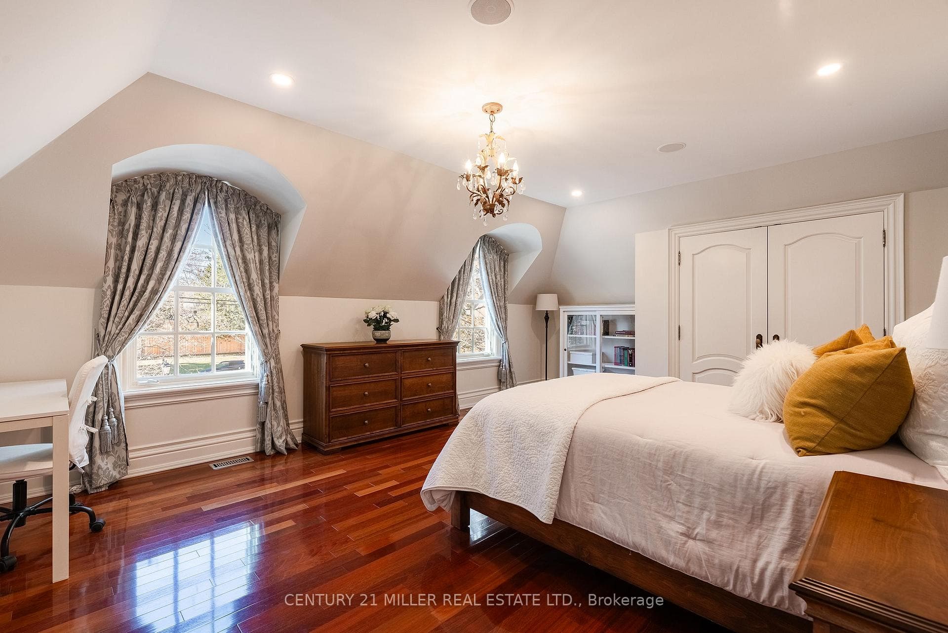 2096 Lakeshore Road - Detached photo 26 of 48 in Oakville, Ontario