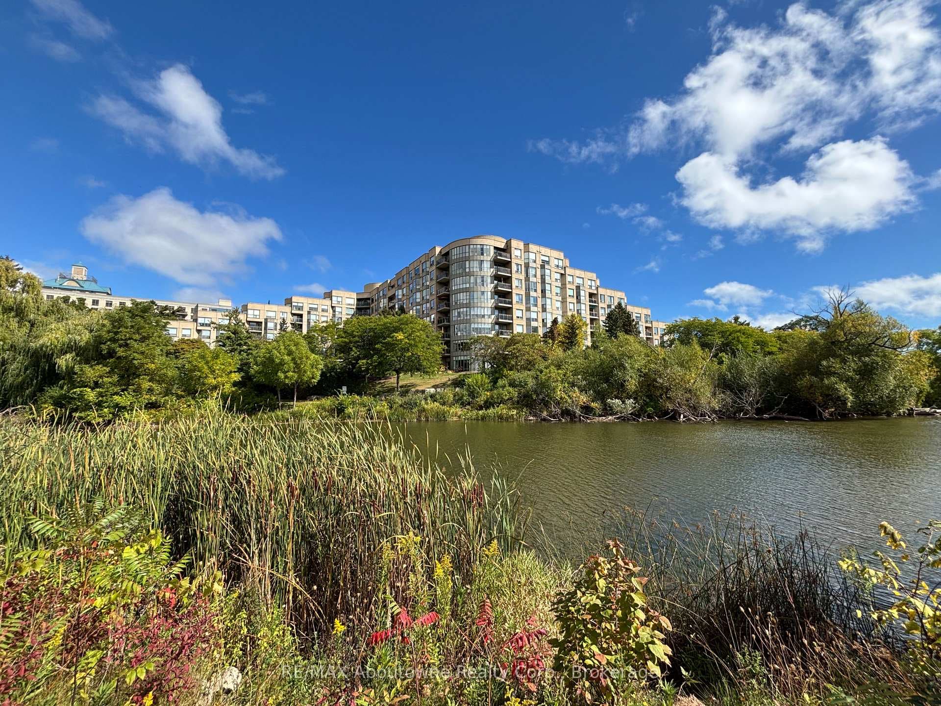 2511 Lakeshore Road Unit 406 - home for sale in Oakville, Ontario