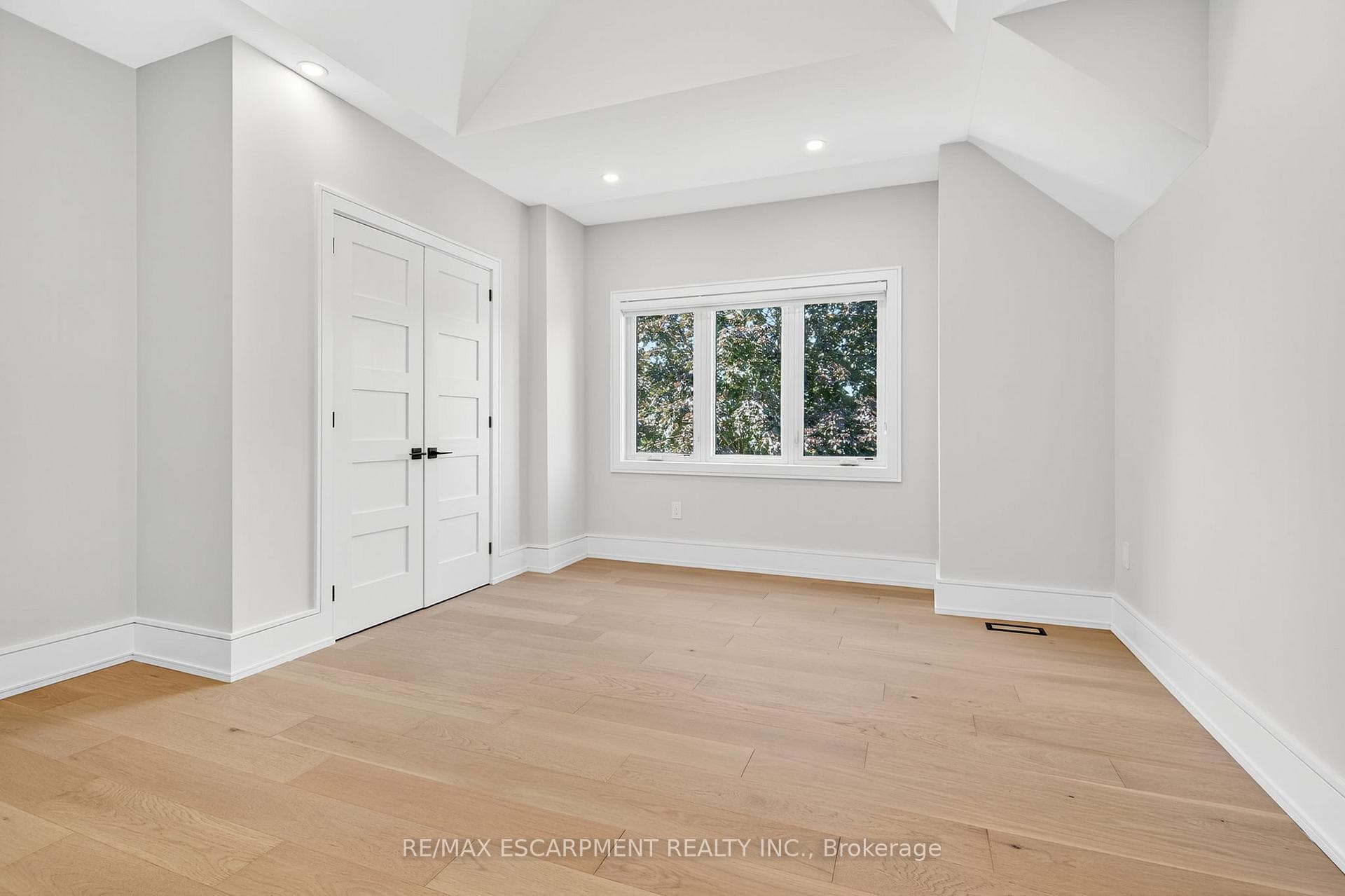 221 Morden Road - Detached photo 23 of 50 in Oakville, Ontario