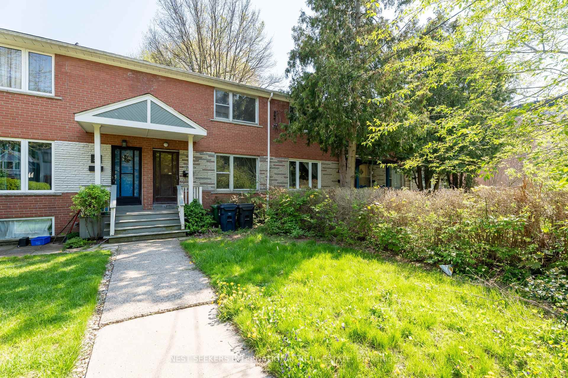 31 Ivy Avenue - Townhouse photo 2 of 8 in Riverdale / Leslieville, Ontario