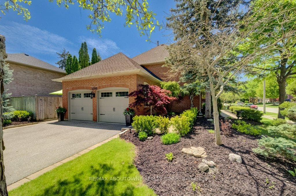 1300 Old Bridle Path - Detached photo 2 of 43 in Oakville, Ontario