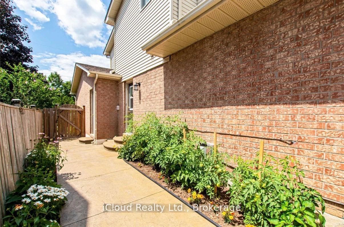 2067 Hunters Wood Drive - Detached photo 2 of 23 in Burlington, Ontario
