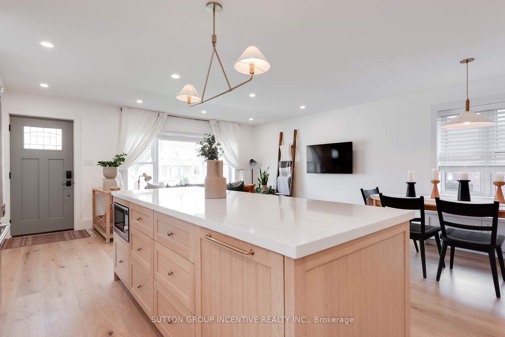 16 Robindale Avenue - Detached photo 8 of 44 in Liberty Village / Parkdale / South Parkdale, Ontario