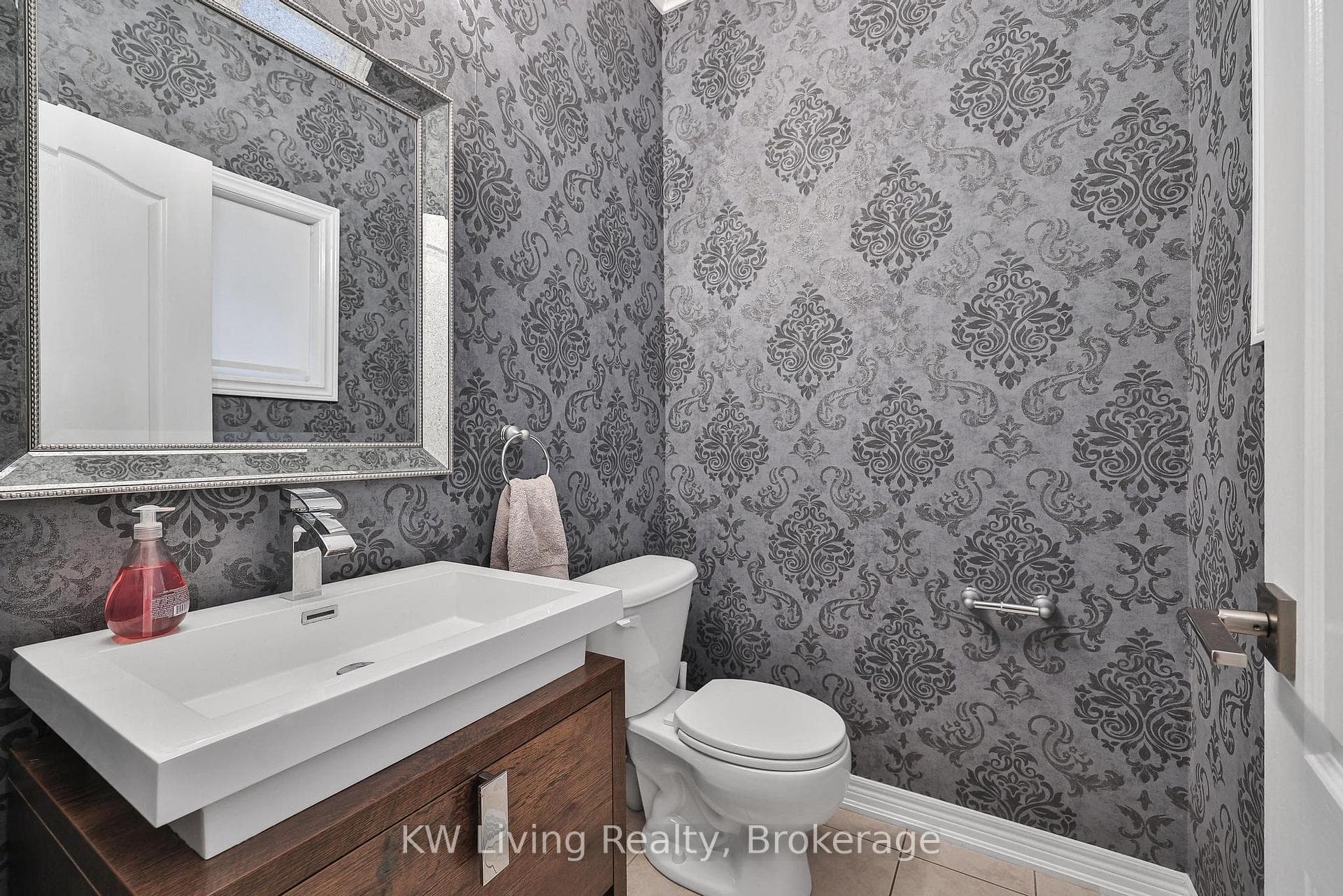 2327 Gladacres Lane - Detached photo 18 of 42 in Oakville, Ontario