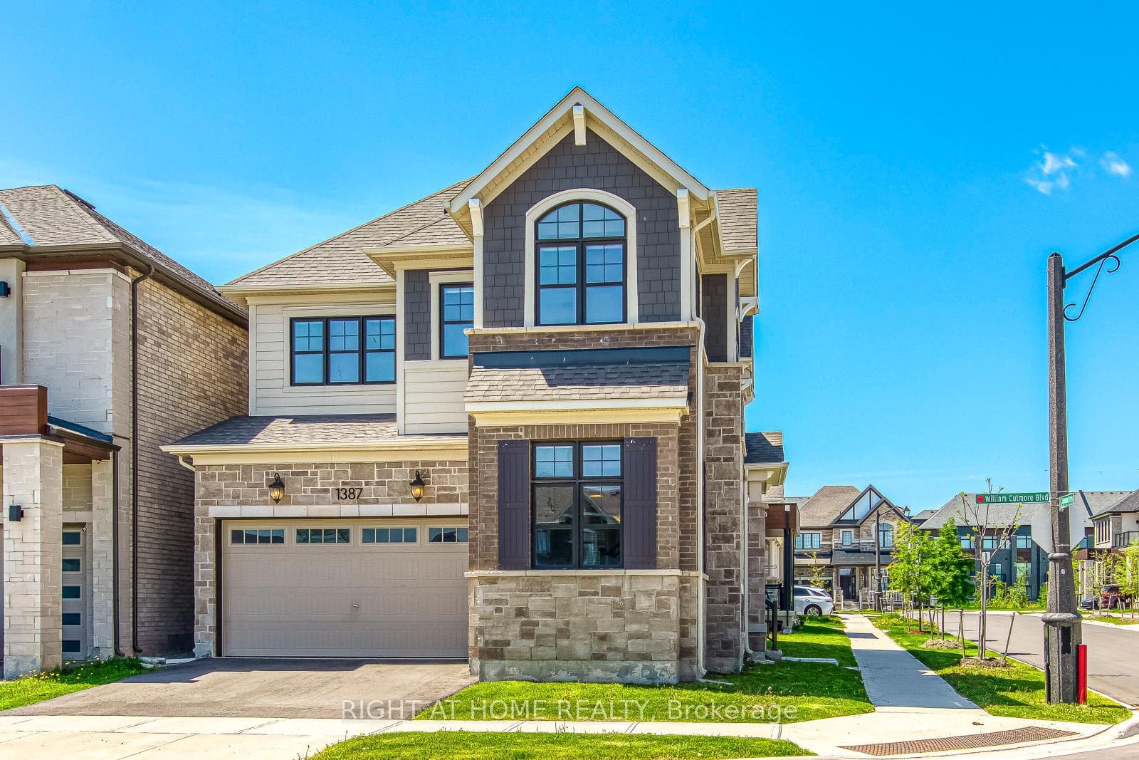 1387 Aymond Crescent - Detached photo 1 of 27 in Oakville, Ontario