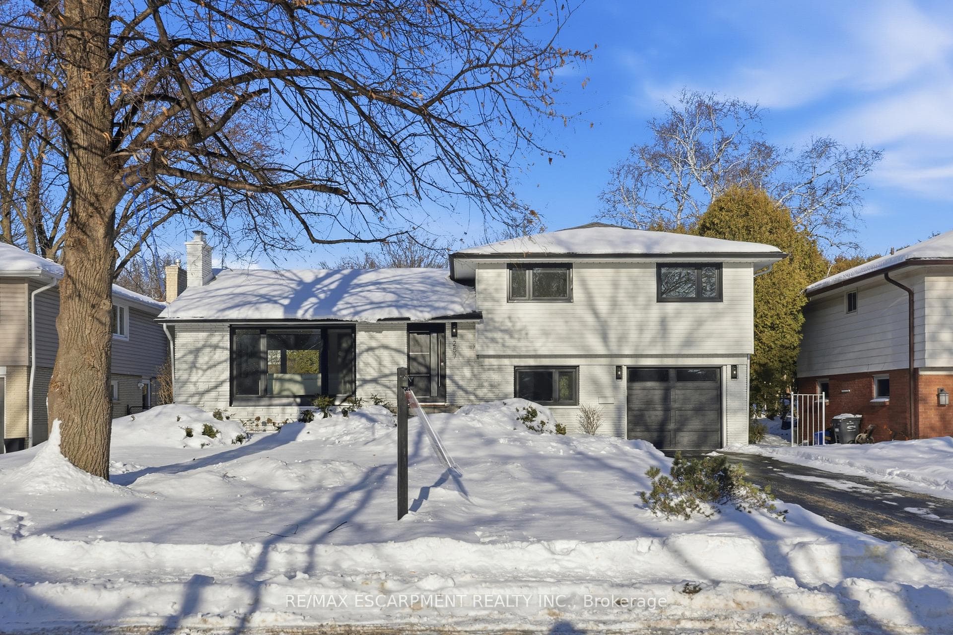 257 STRATHCONA Drive - home for sale in Burlington, Ontario