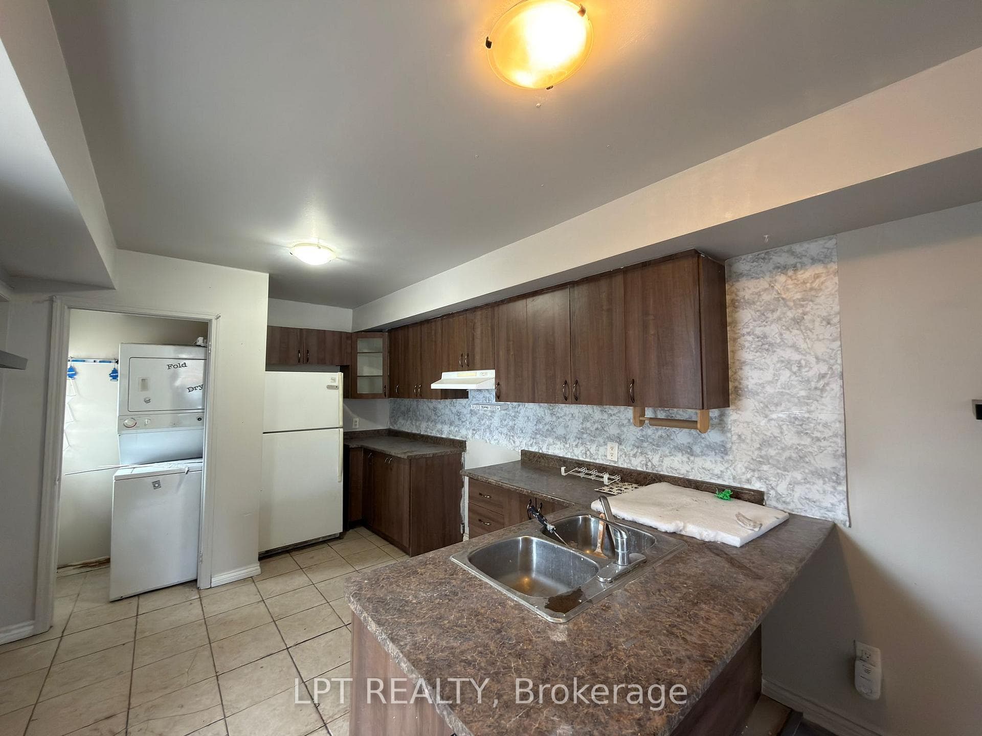 37 Elizabeth Street - Detached photo 5 of 9 in Brampton, Ontario