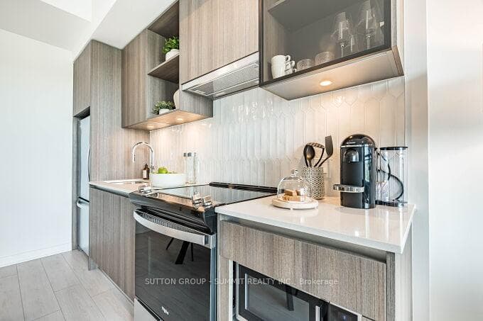 395 DUNDAS Street Unit 504 - Condo photo 4 of 40 in Oakville, Ontario