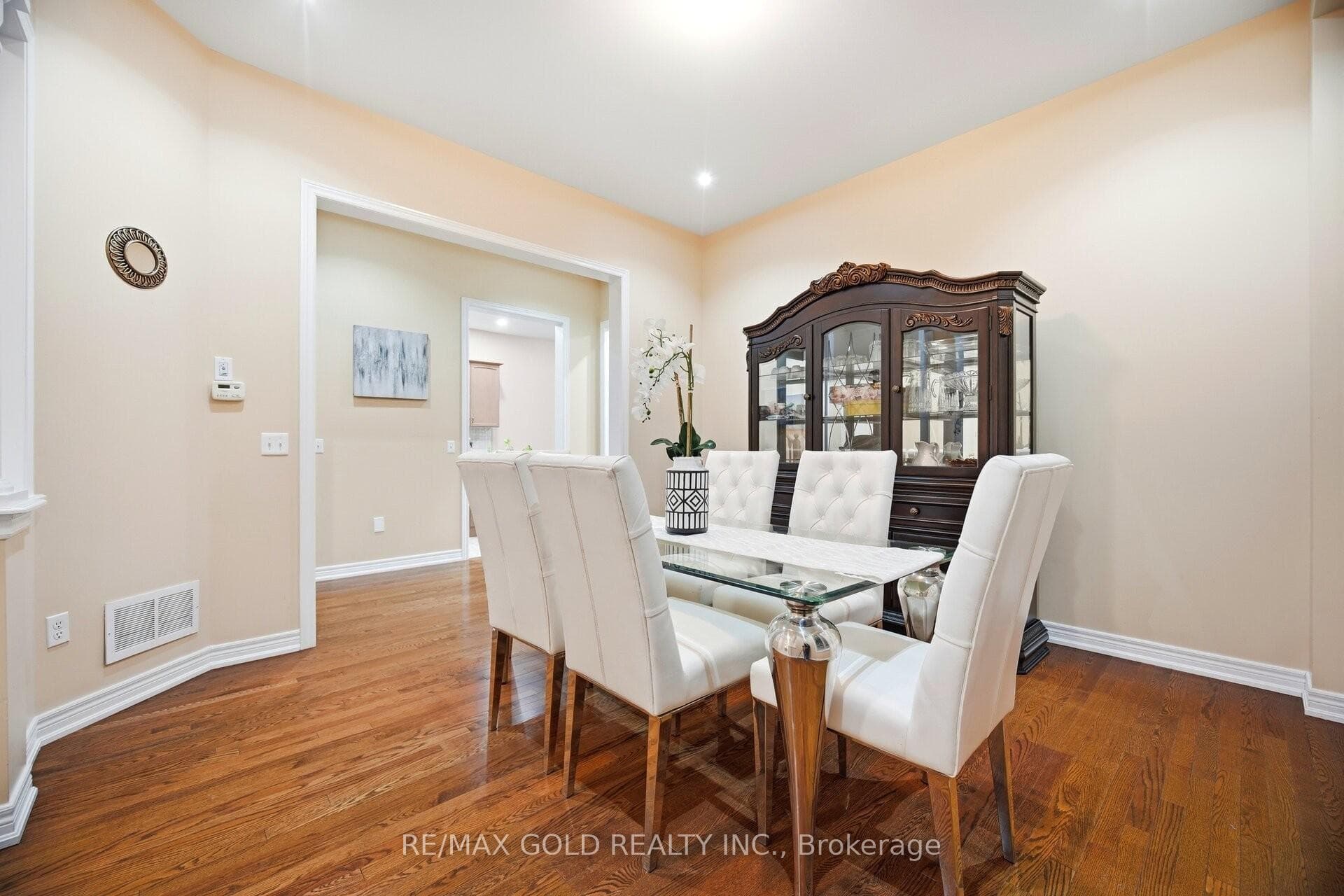 26 Drummondville Drive - Detached photo 6 of 28 in Brampton, Ontario