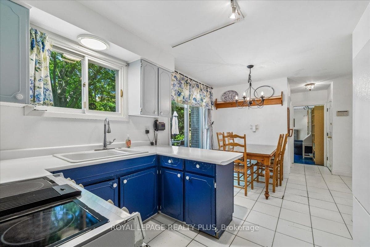 921 Calder Road - Detached photo 13 of 34 in Mississauga, Ontario