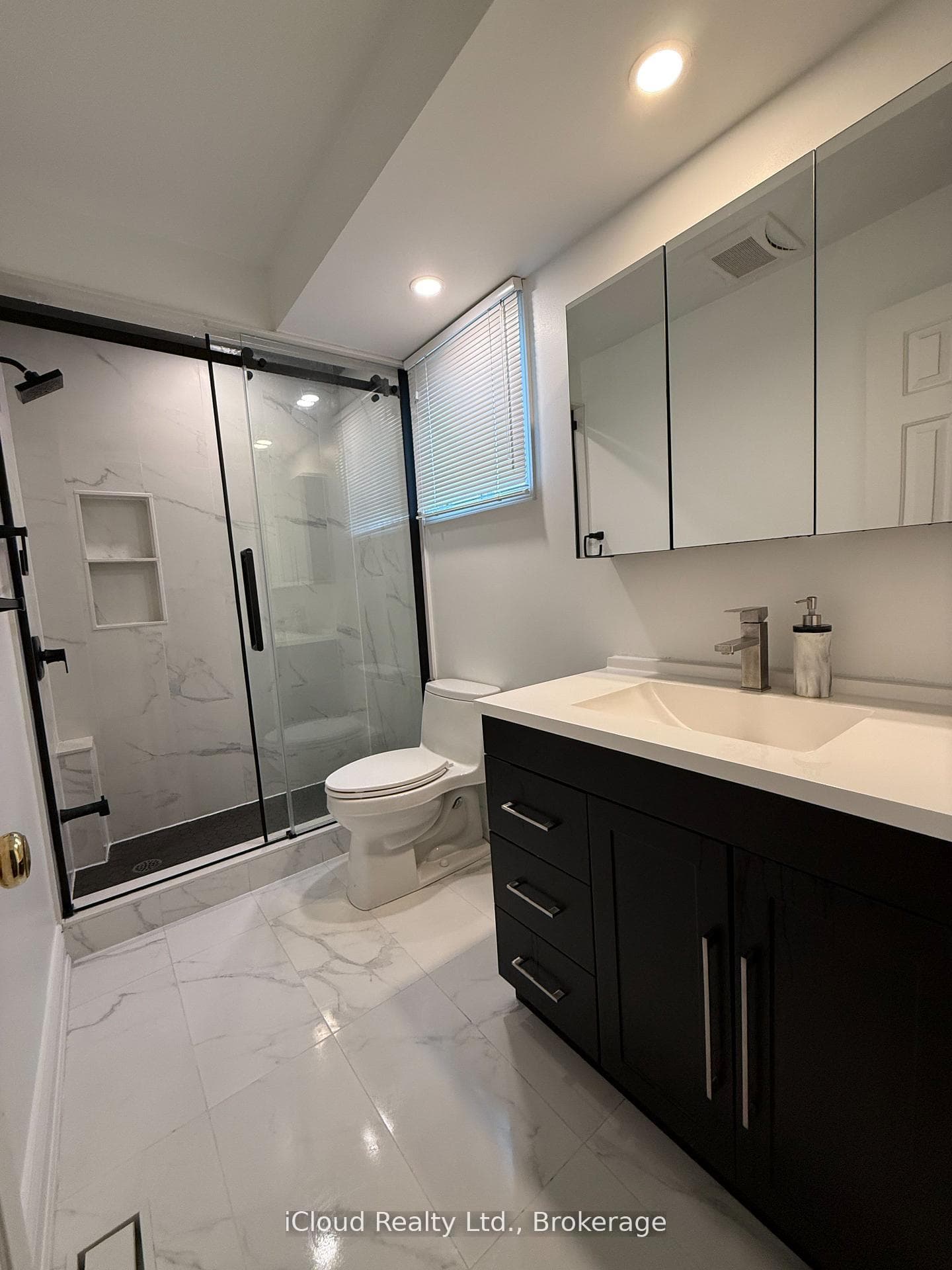 2067 Hunters Wood Drive - Detached photo 14 of 23 in Burlington, Ontario