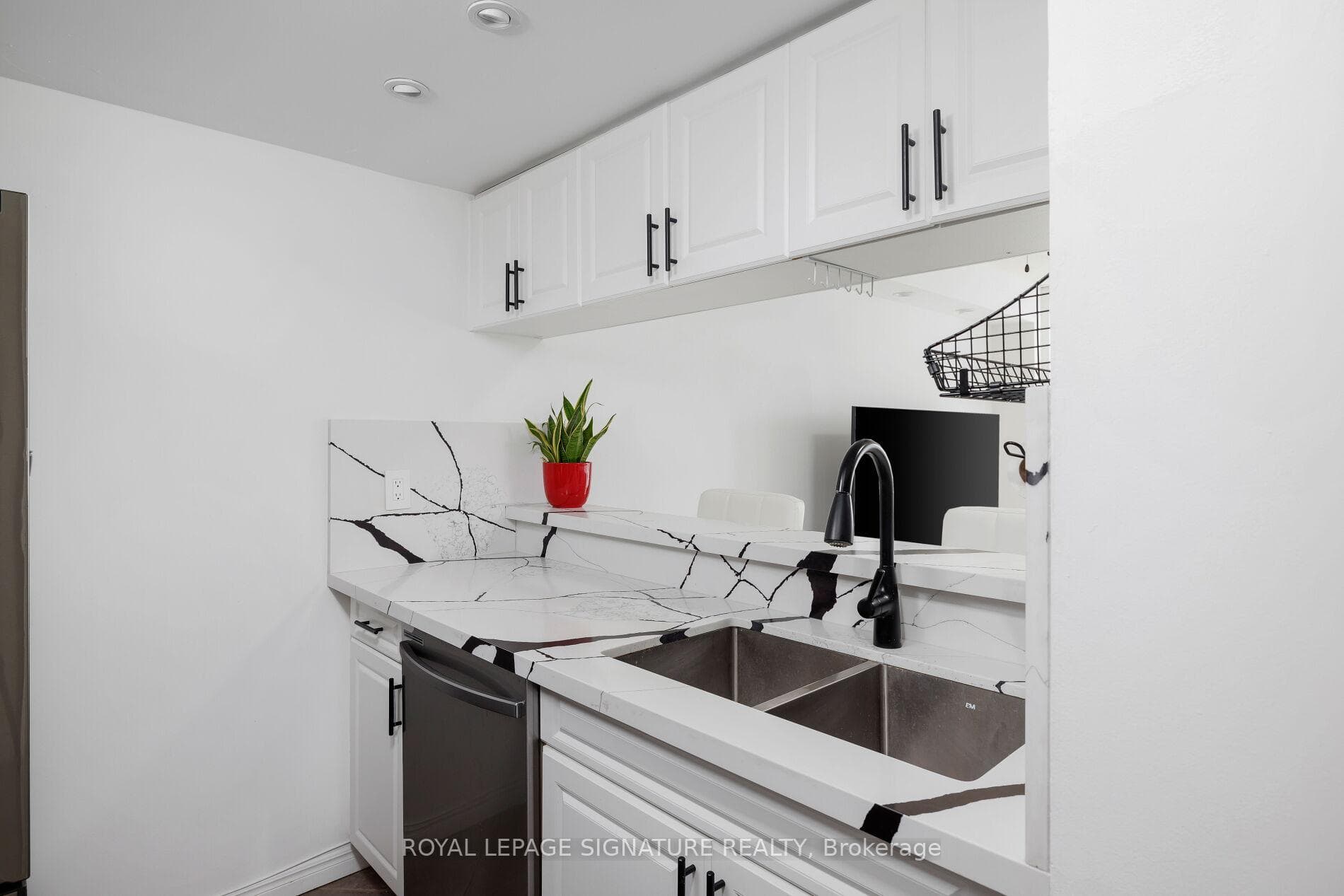 880 Dundas Street Unit 909 - Condo photo 9 of 25 in Mississauga, Ontario