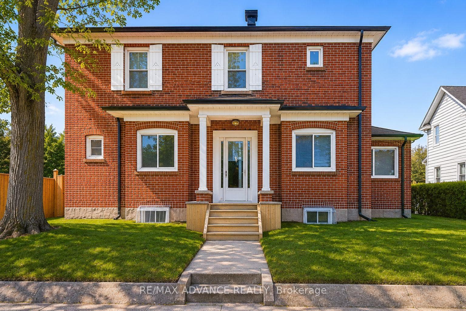 33 Castlefield Avenue - Detached photo 2 of 42 in Forest Hill / Deer Park, Ontario