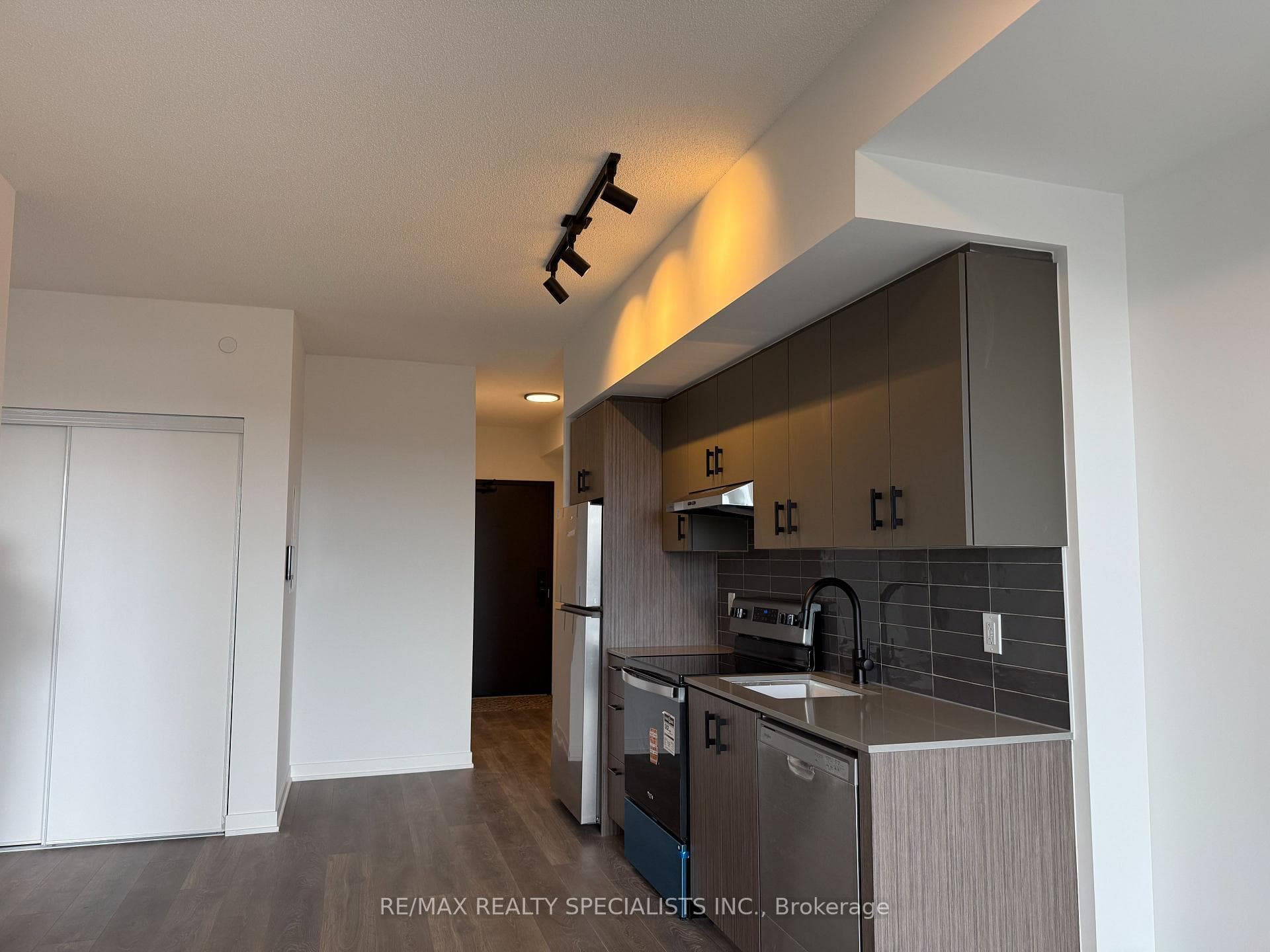 4878 POWERS Common Unit C1110 - Condo photo 9 of 30 in Burlington, Ontario